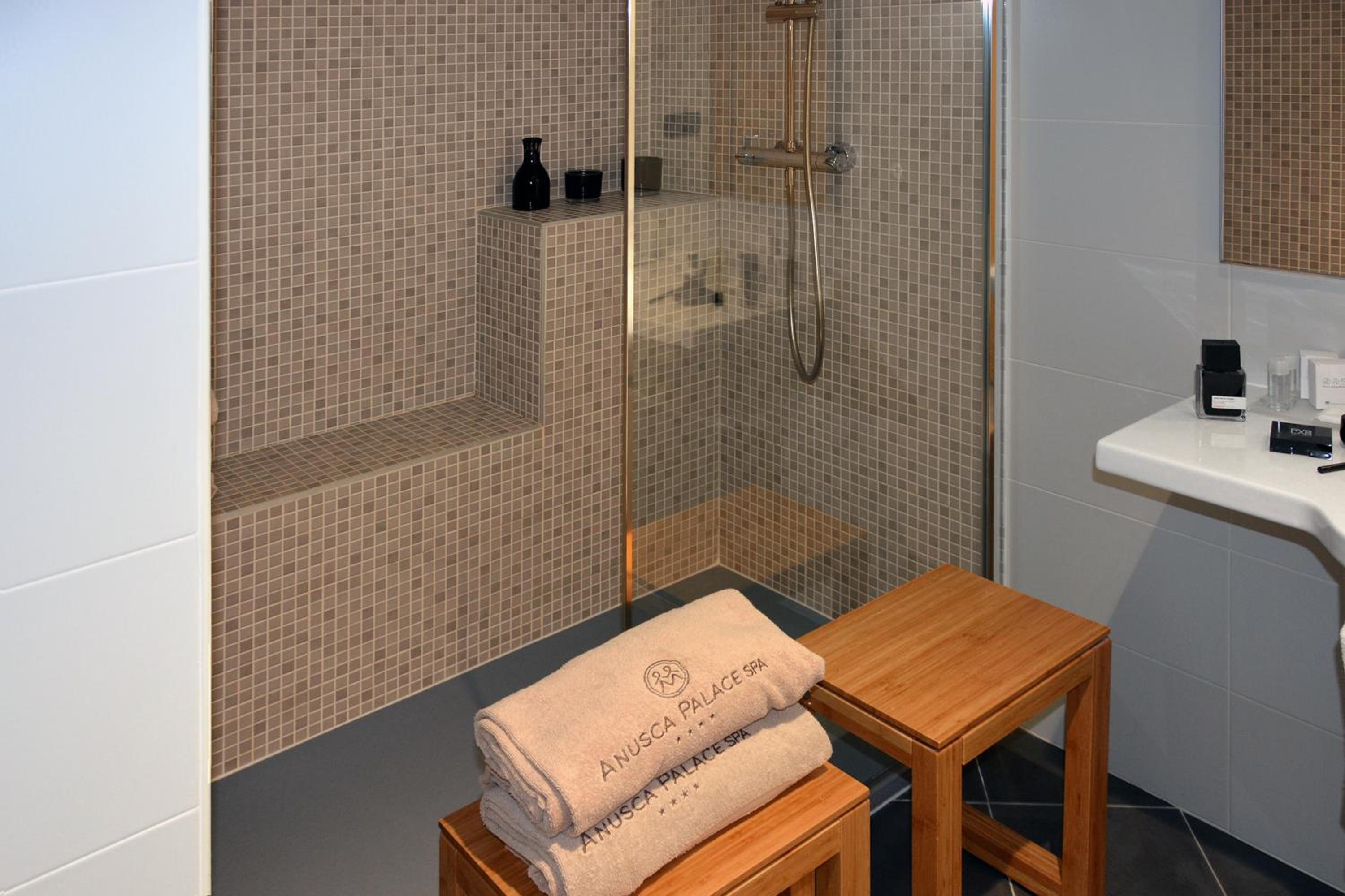 Standard Suite - Photo 8