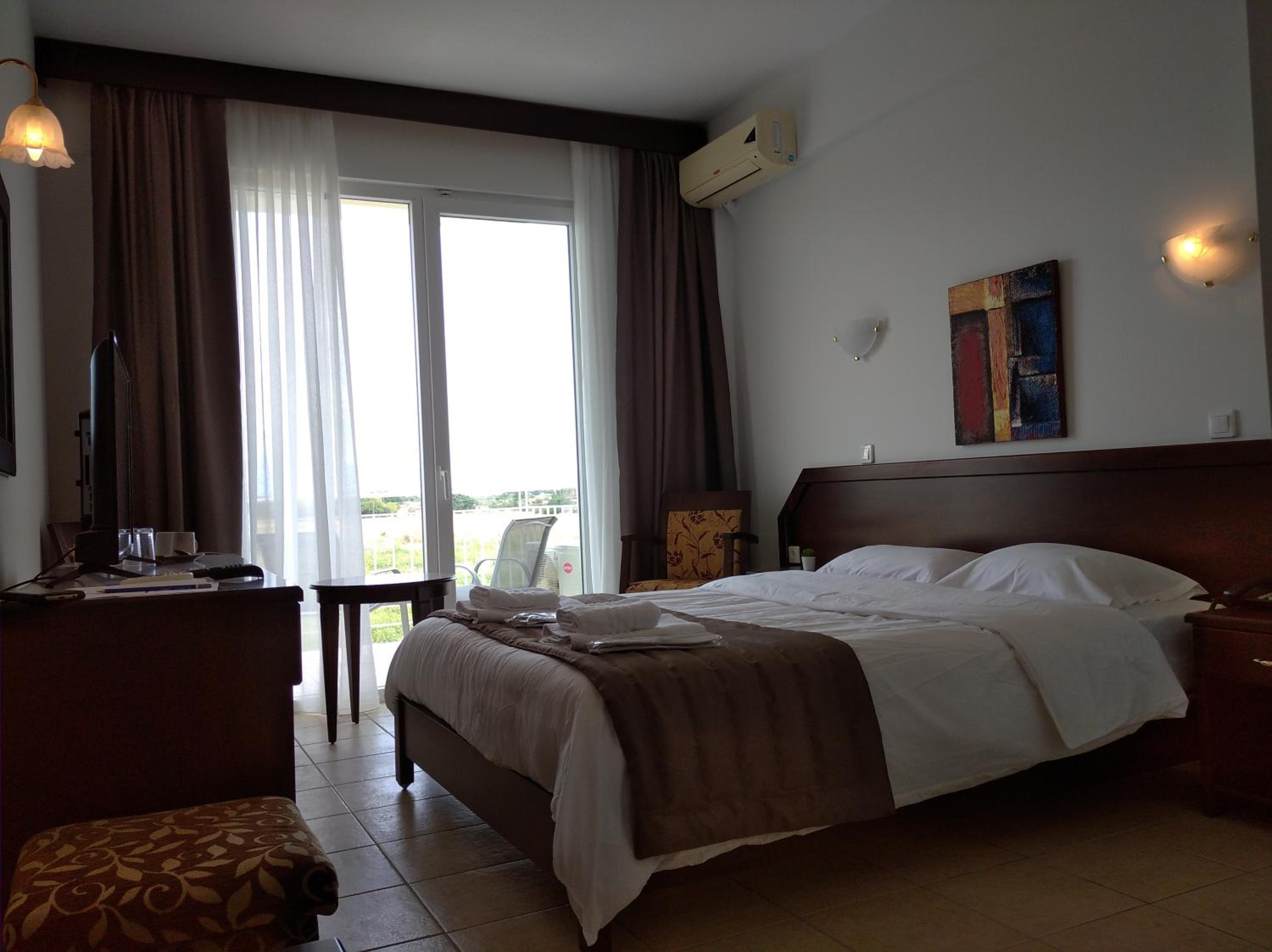Deluxe Double Room - Photo 13
