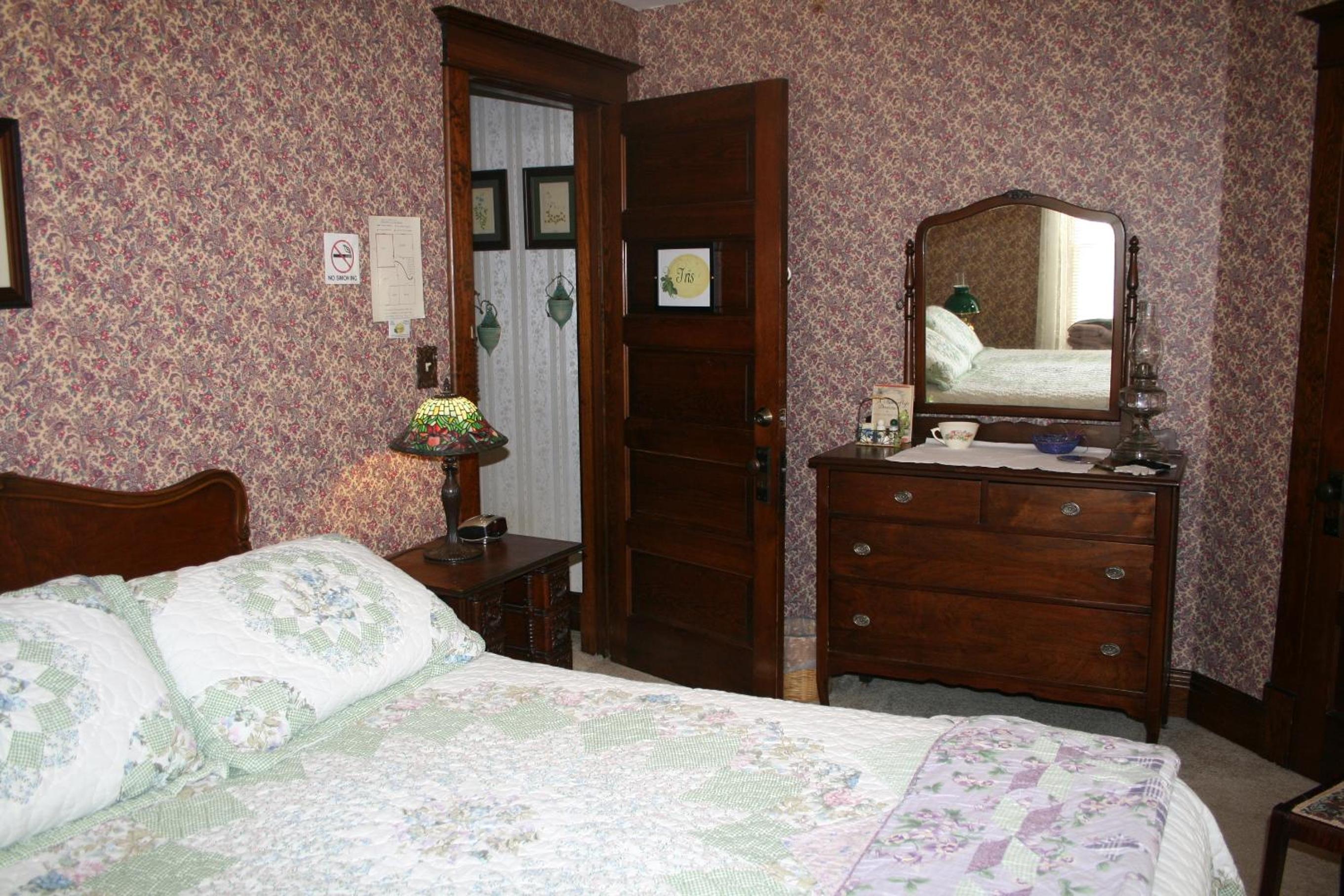 Standard Queen Room
