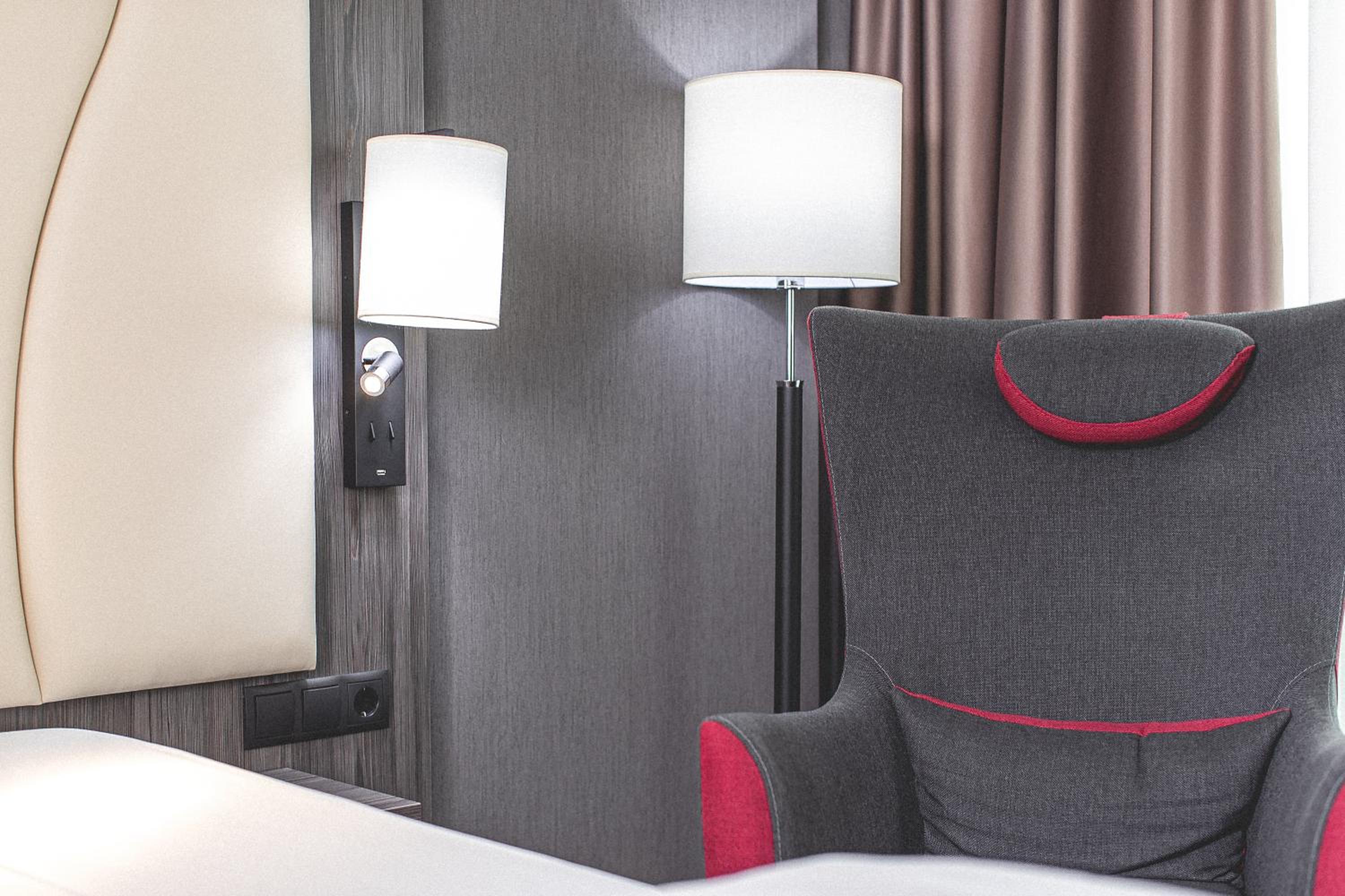 Deluxe Quadruple Room with One Double and Two Single Beds - Photo 9