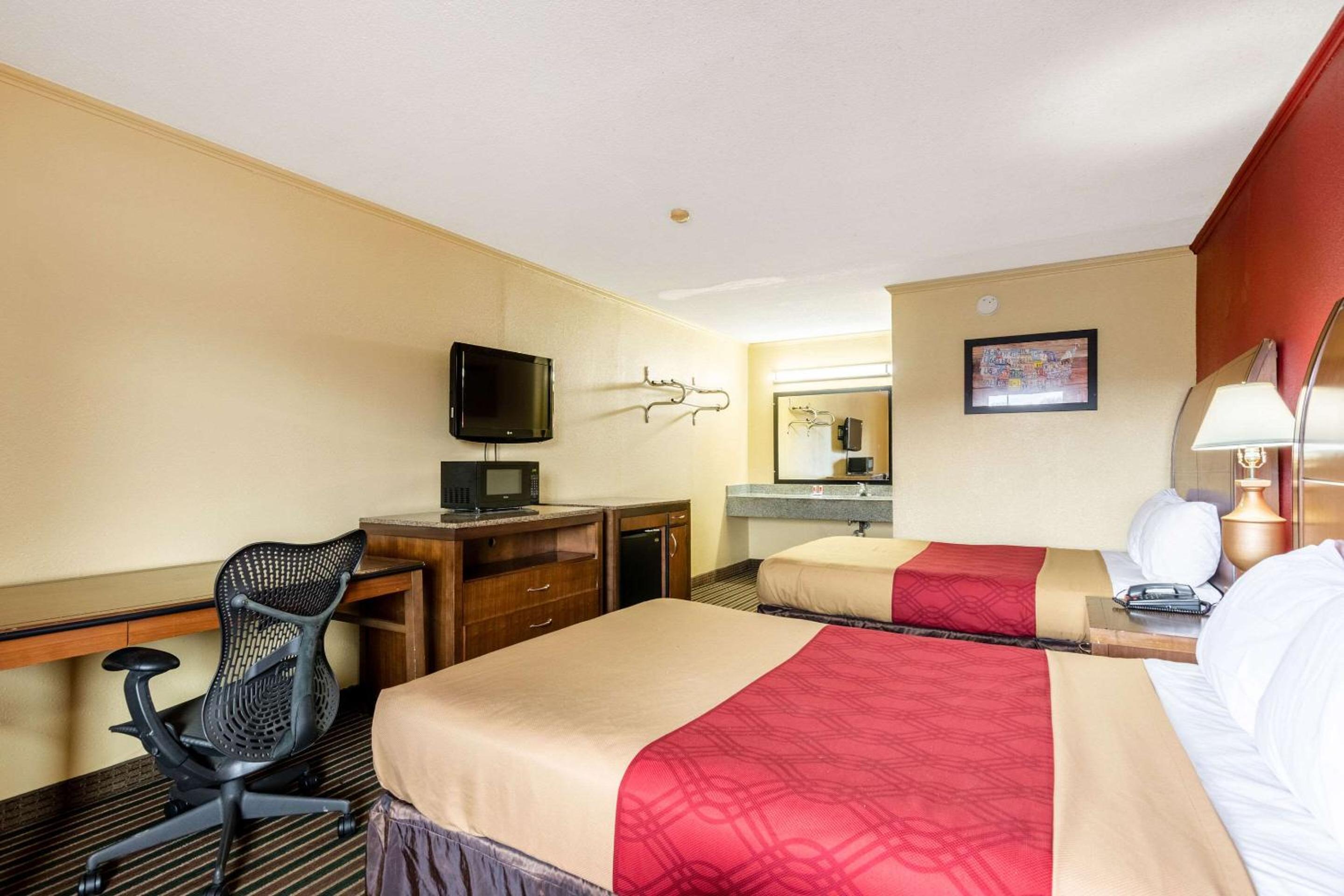 Double Room with Two Double Beds - Smoking - Photo 4