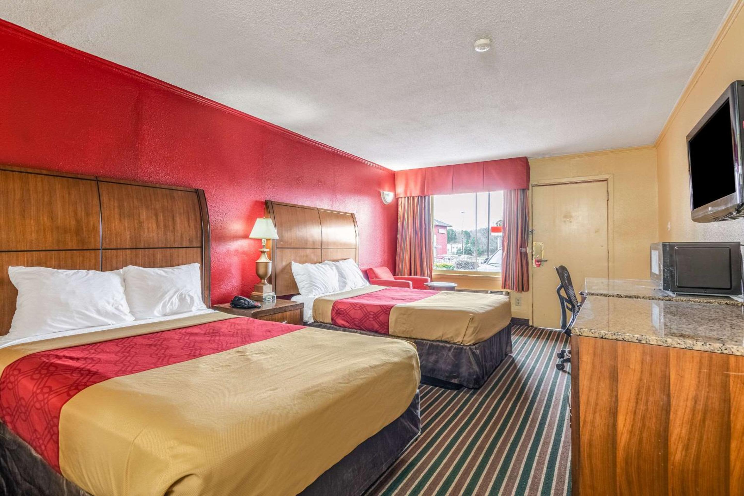 Double Room with Two Double Beds - Smoking - Photo 3
