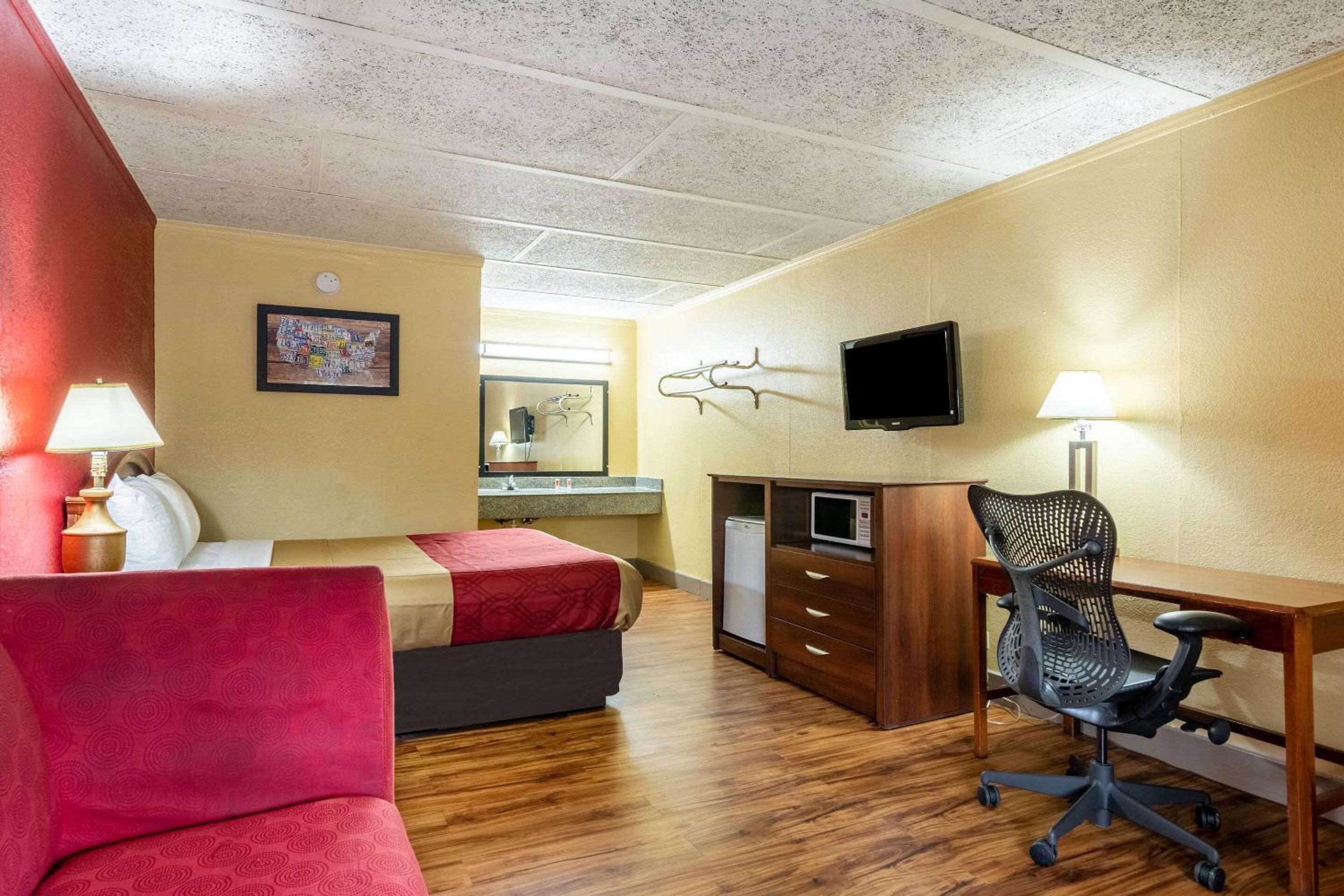 Standard King Room - Smoking - Photo 4