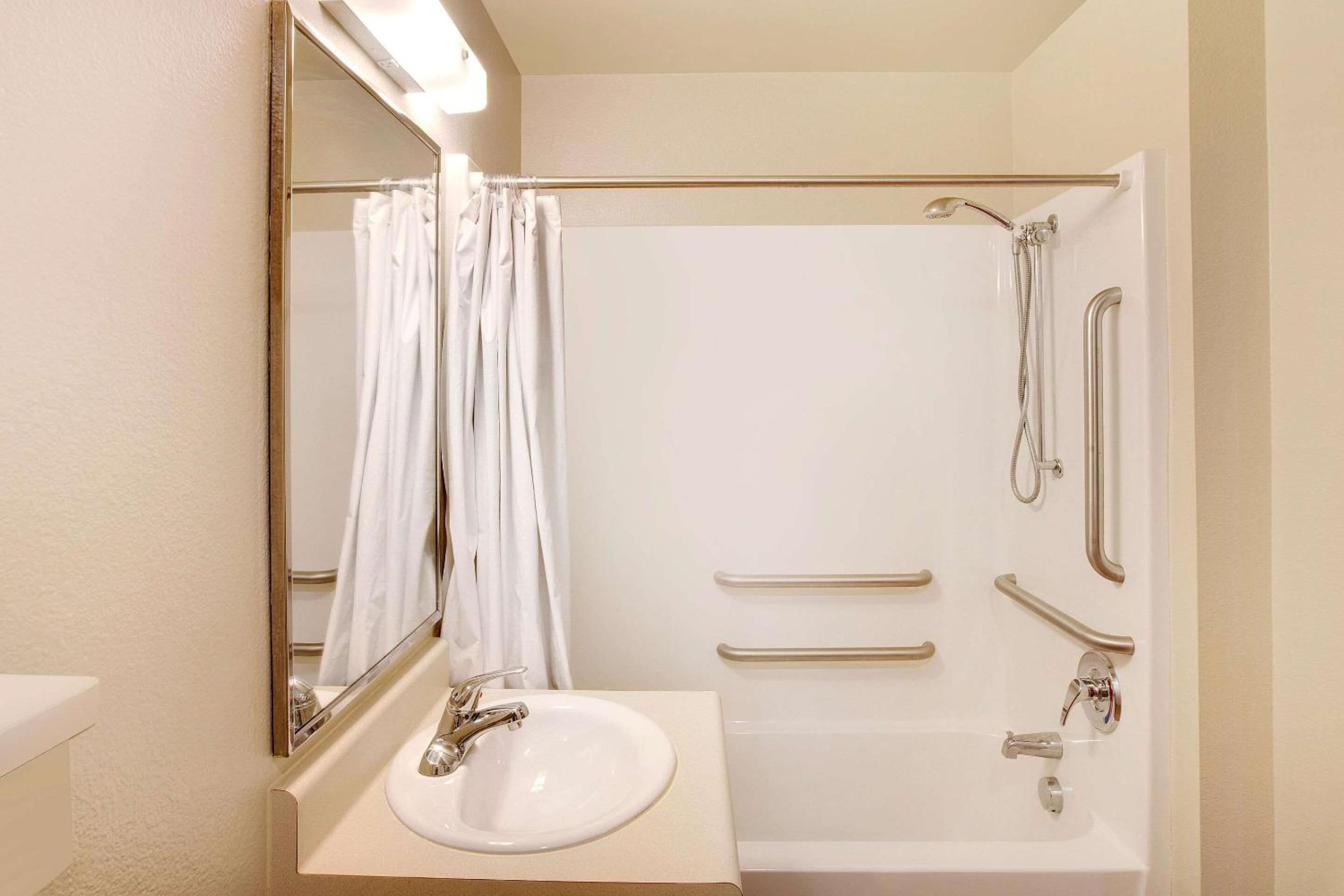 Efficiency Queen Room - Mobility Accessible/Non-Smoking photo 3