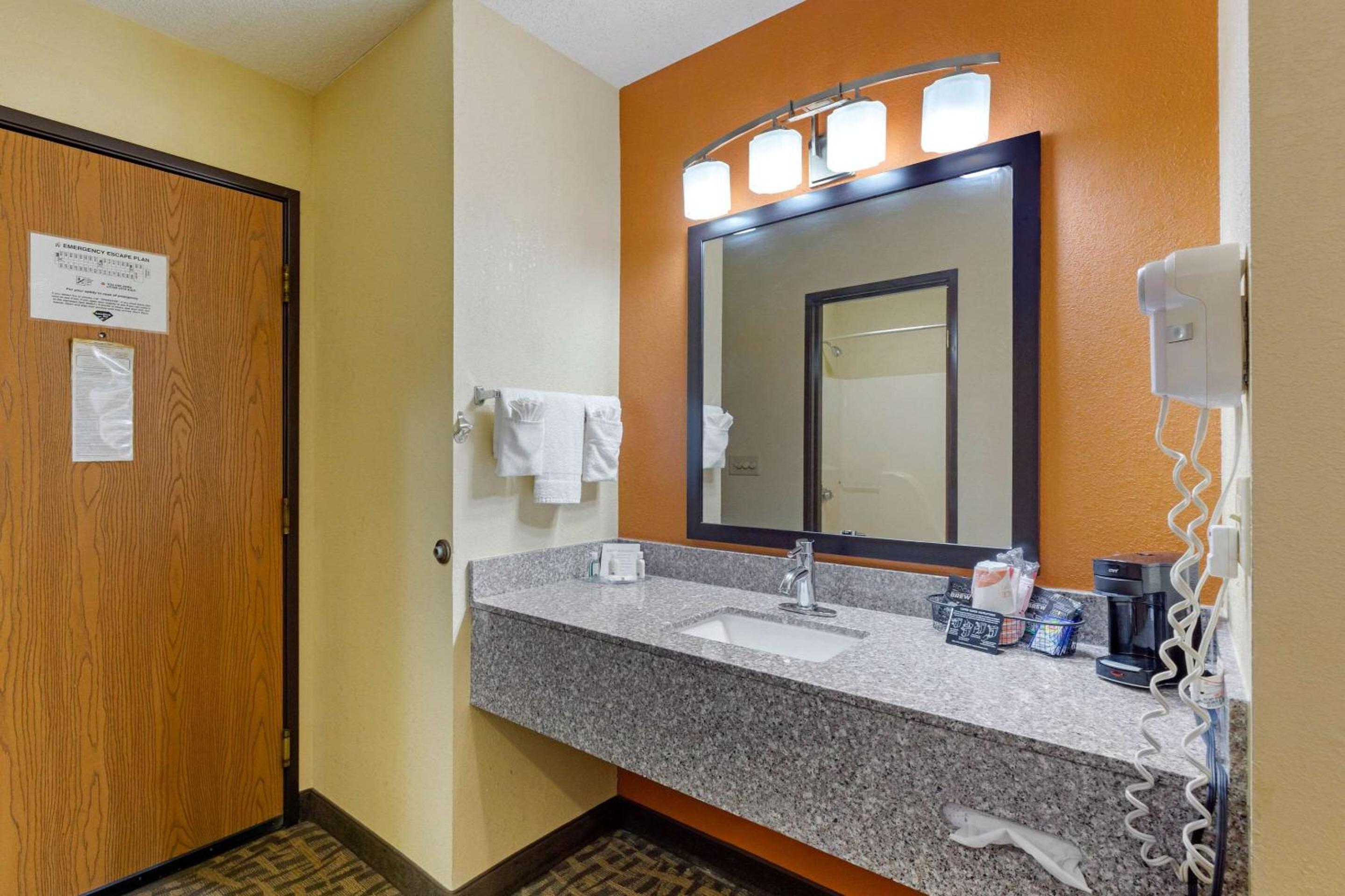 King Room - Non-Smoking - Photo 2