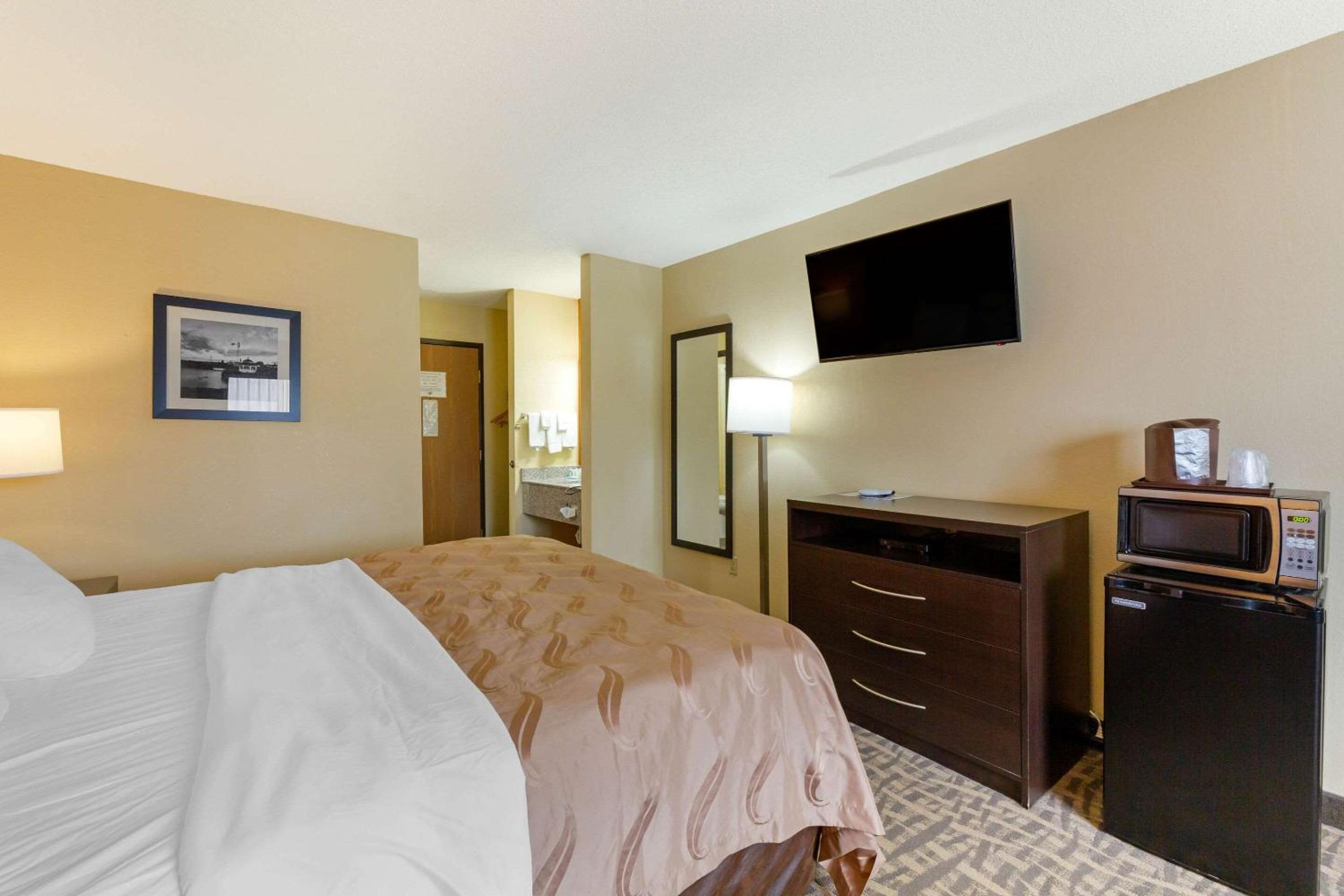 King Room - Non-Smoking - Photo 3