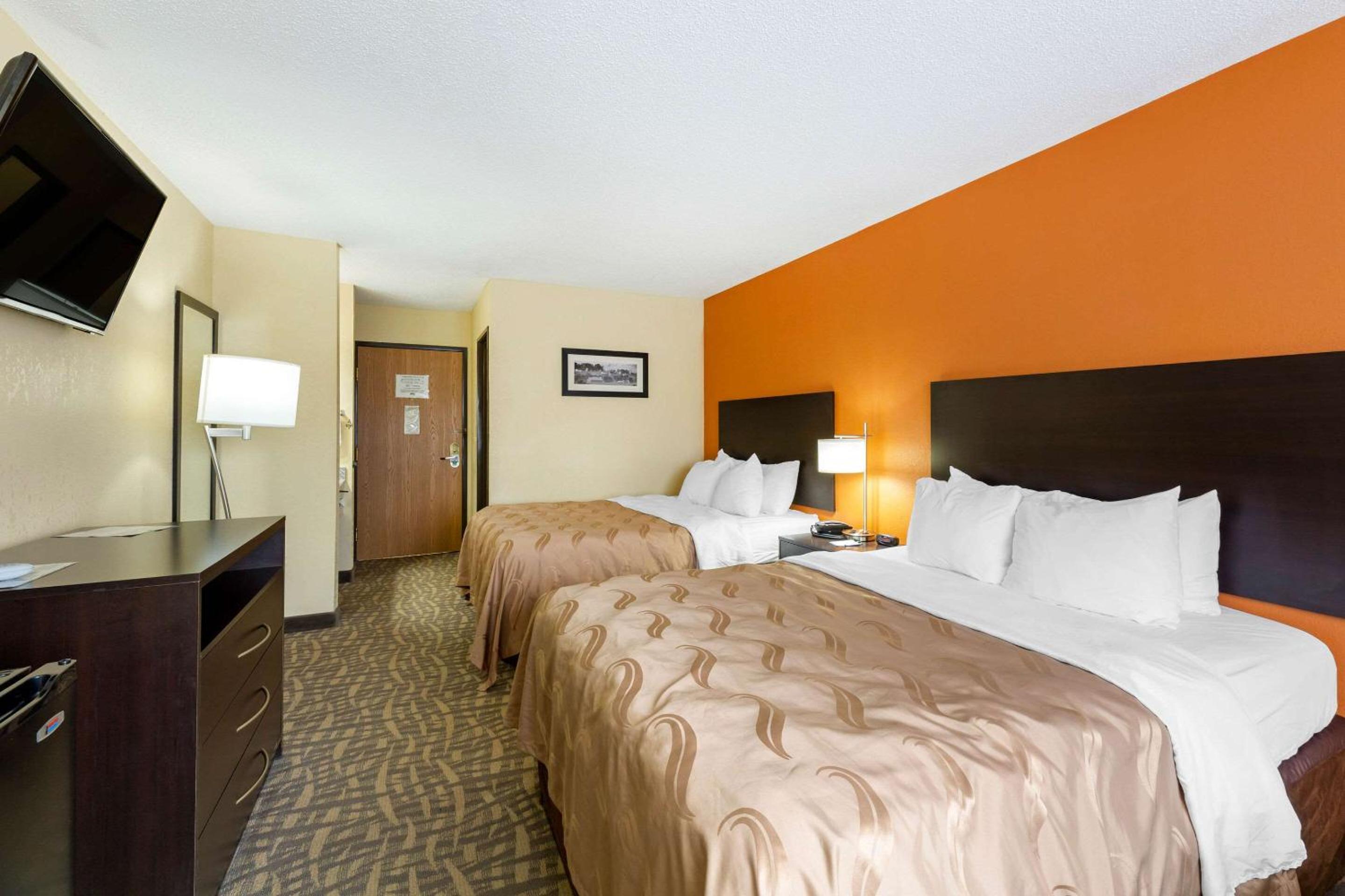 Queen Room with Two Queen Beds - Non-Smoking - Photo 3