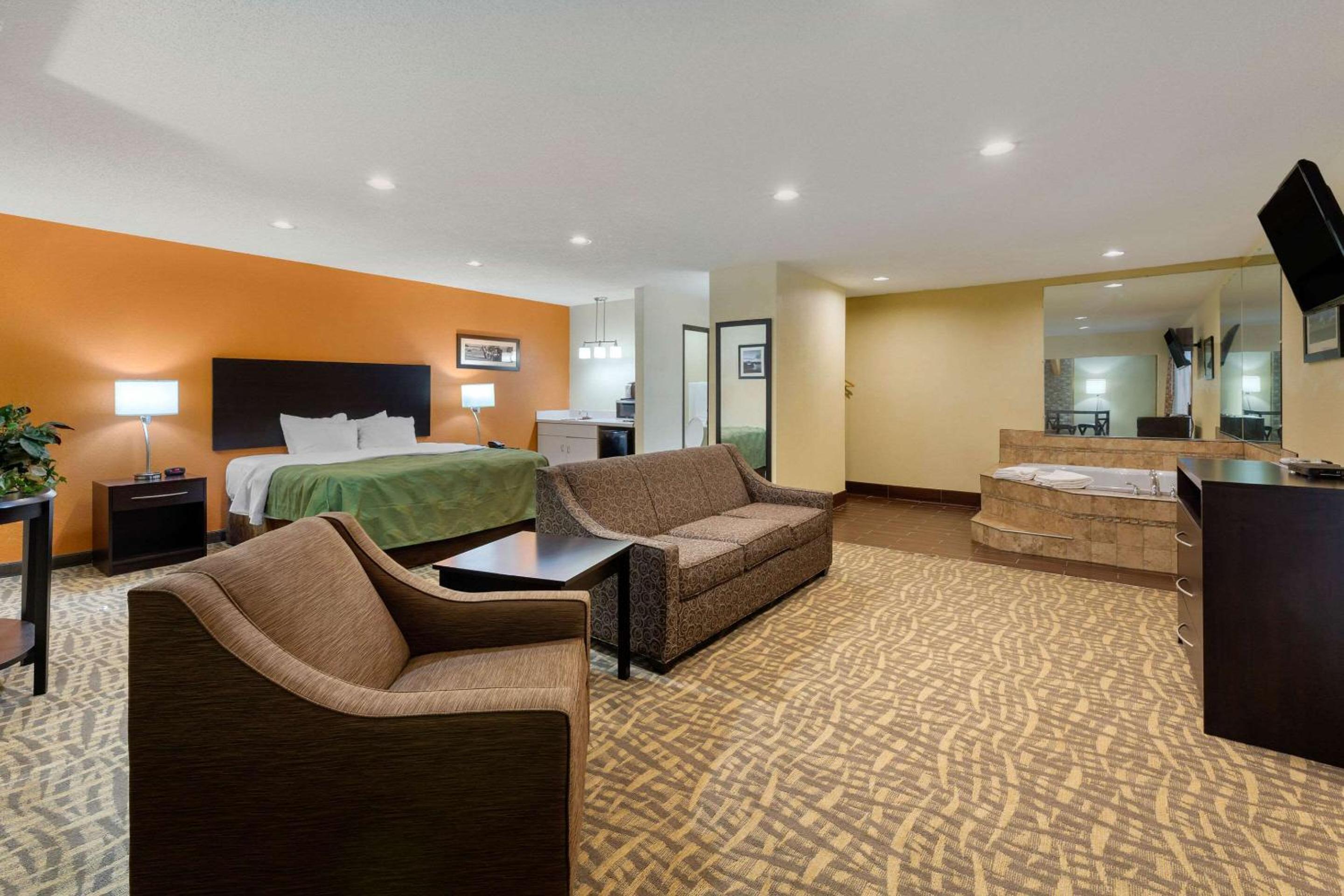 One Room Suite with Whirlpool - Non Smoking - Photo 2