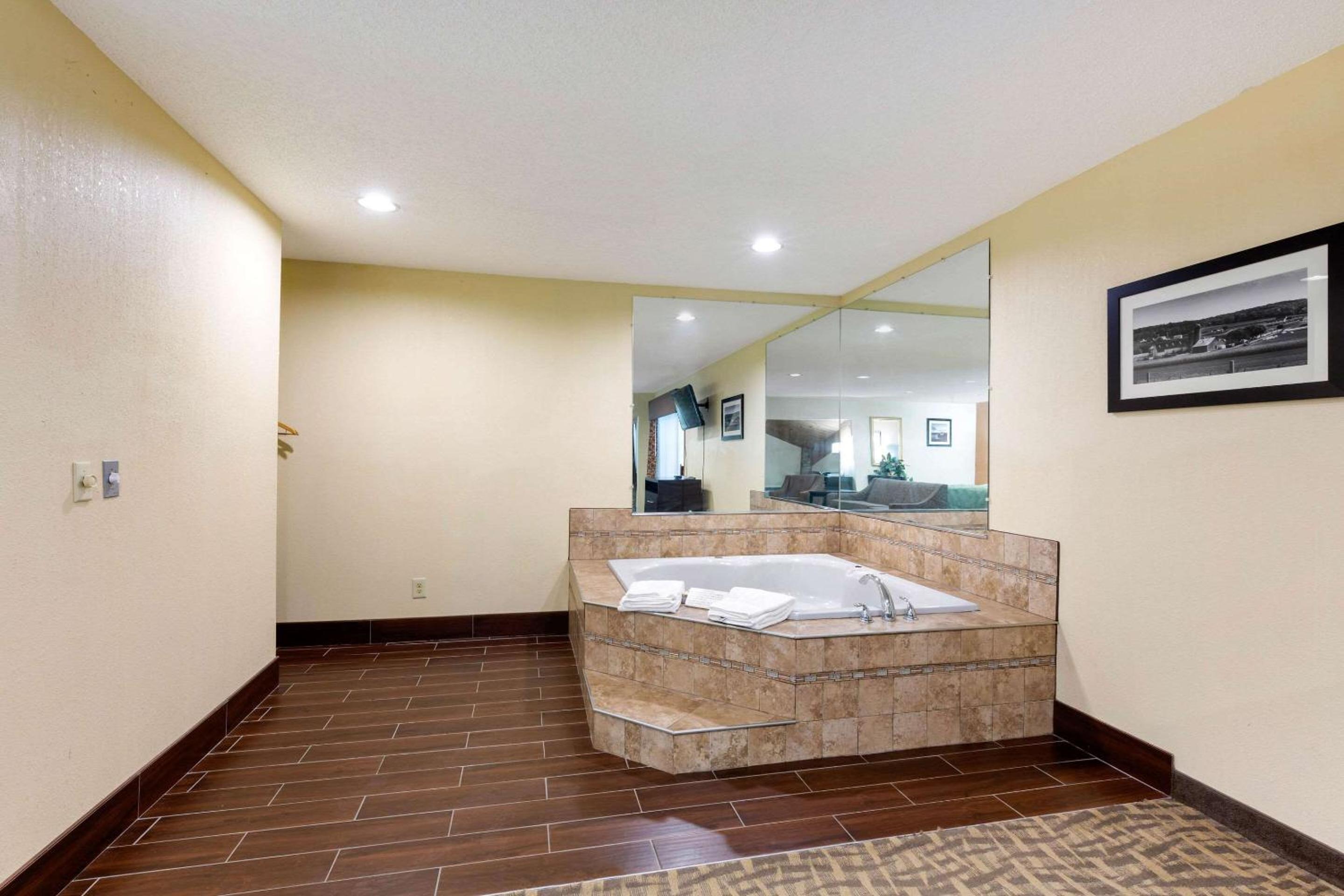 One Room Suite with Whirlpool - Non Smoking - Photo 1