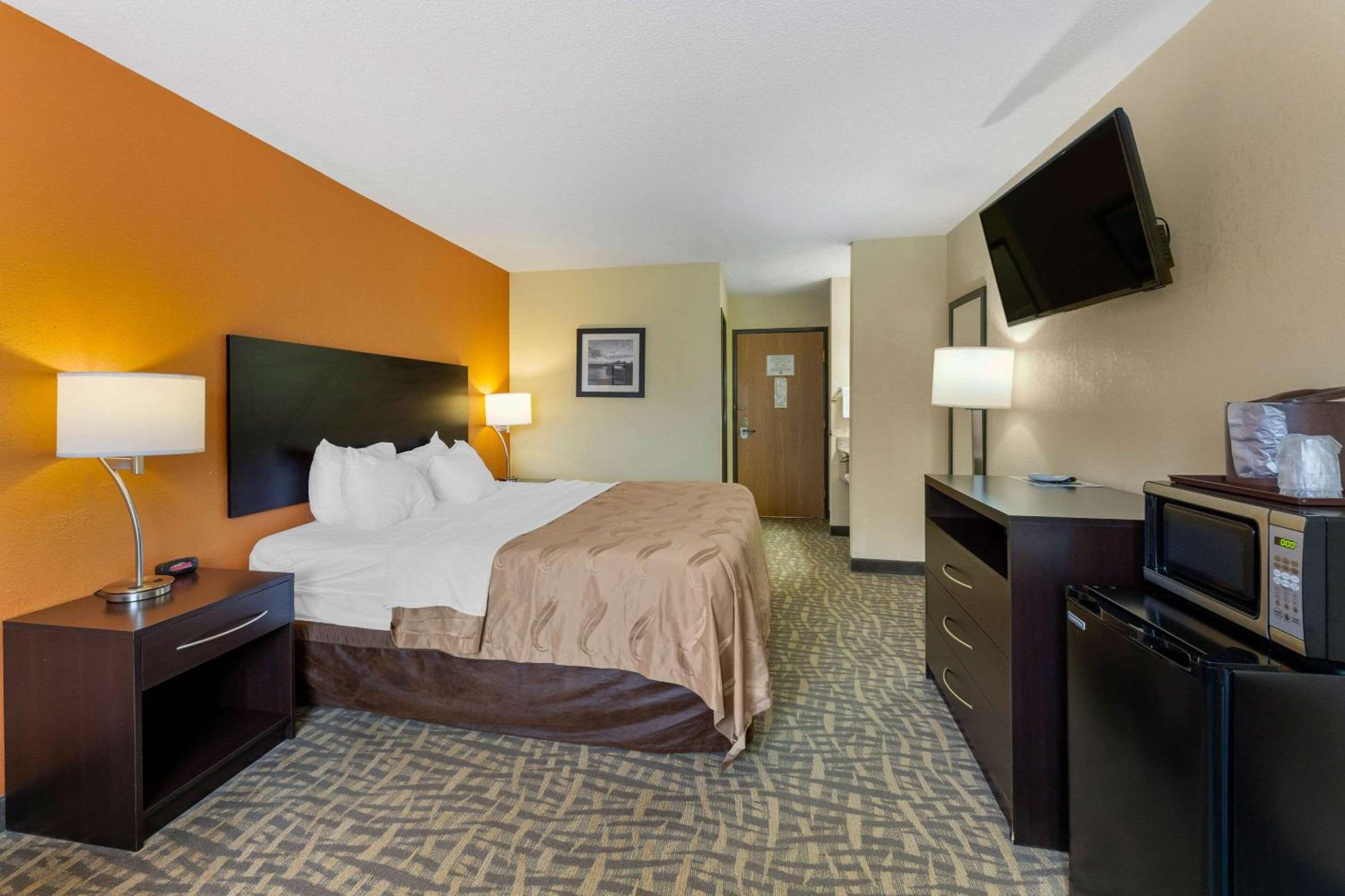 King Room - Non-Smoking - Photo 4