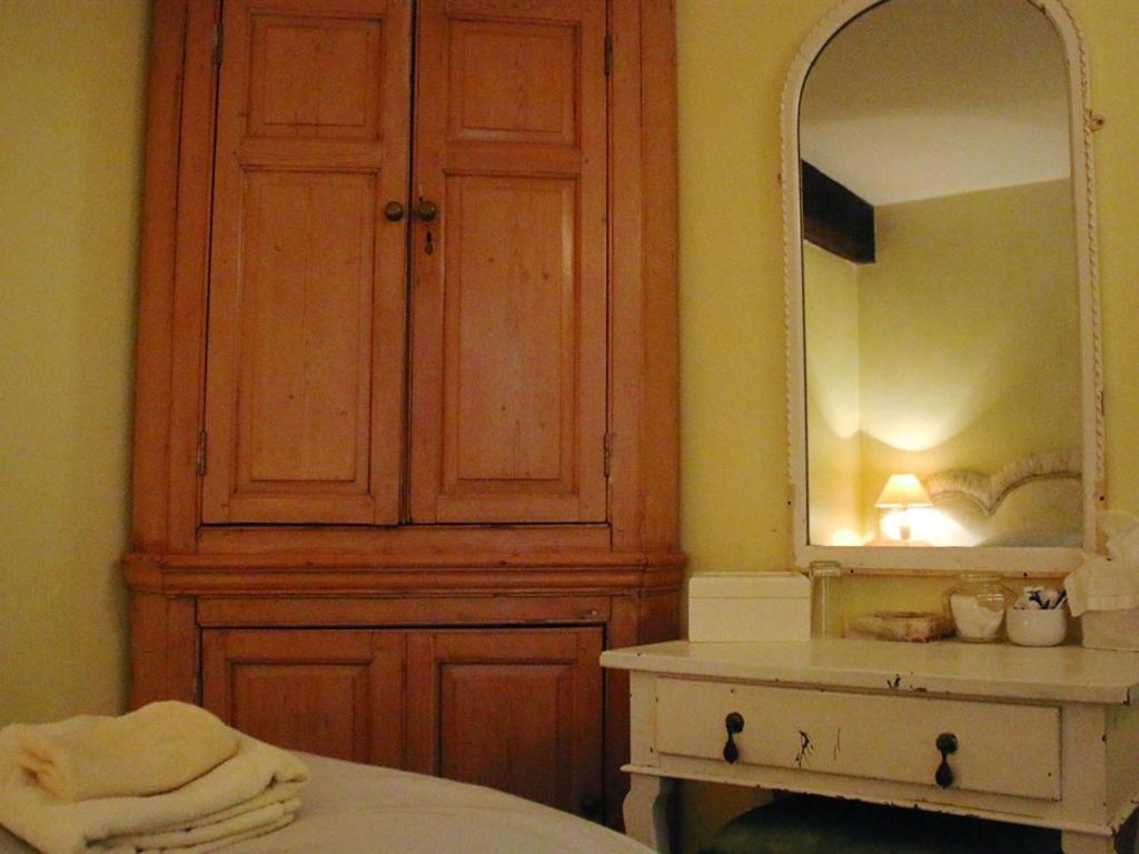 Single Room with Shared Bathroom photo 2