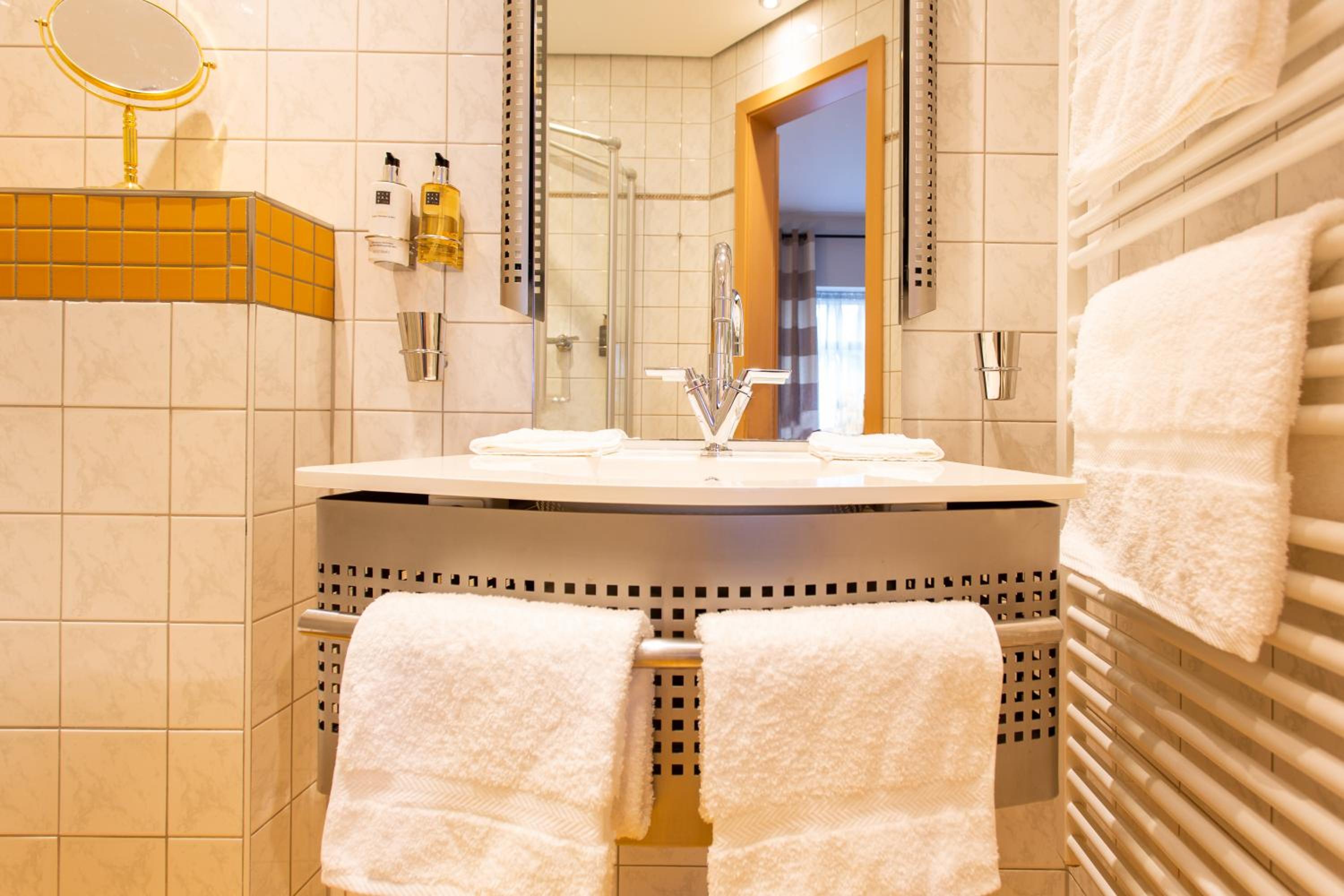 Deluxe Double Room with Shower - Photo 2