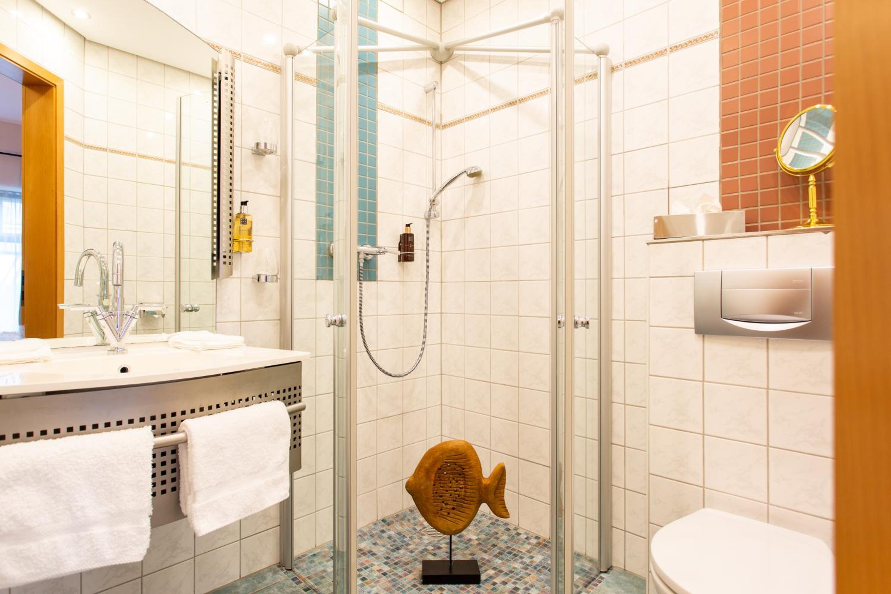Deluxe Double Room with Shower - Photo 3