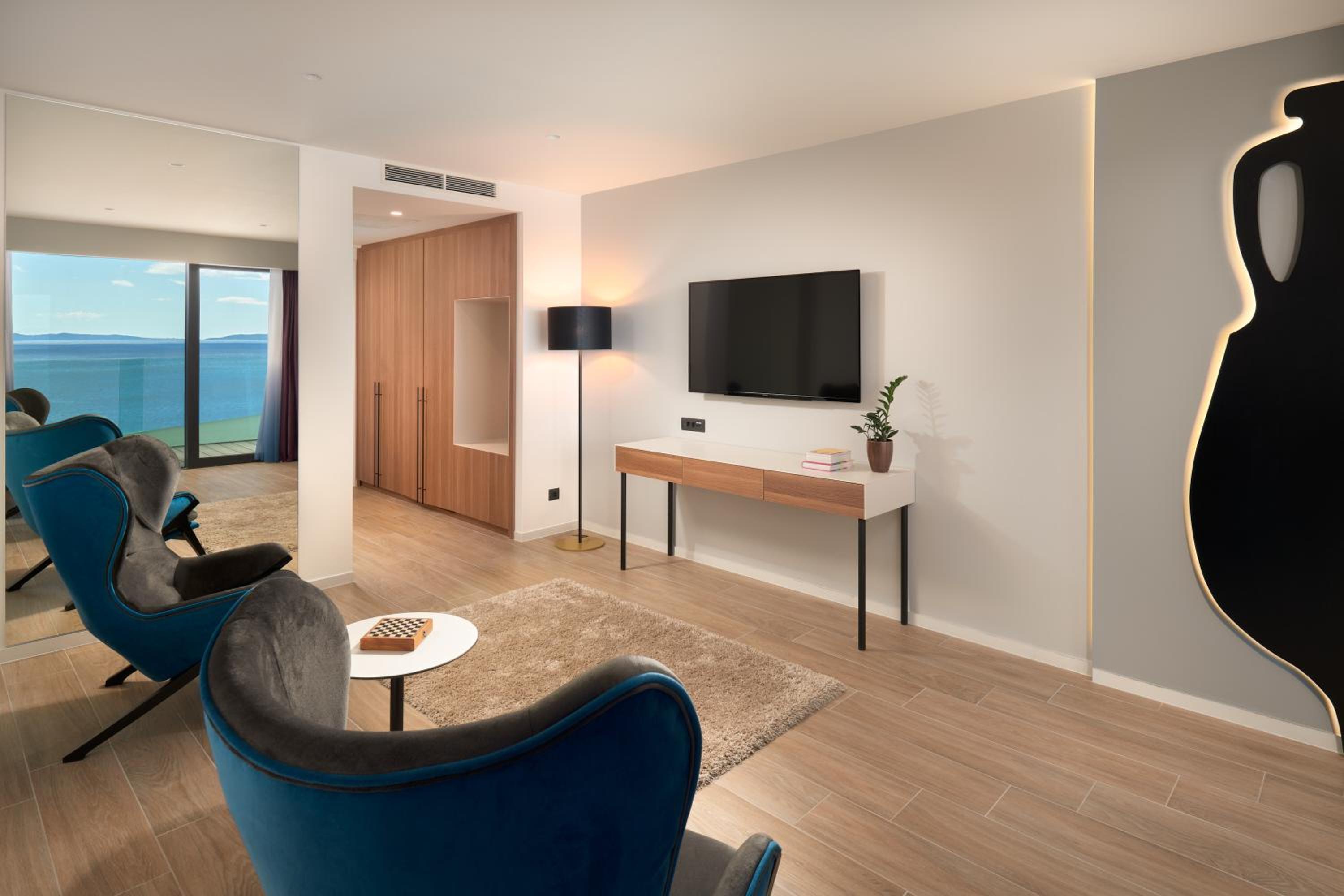 Deluxe Suite with Sea View - Photo 3