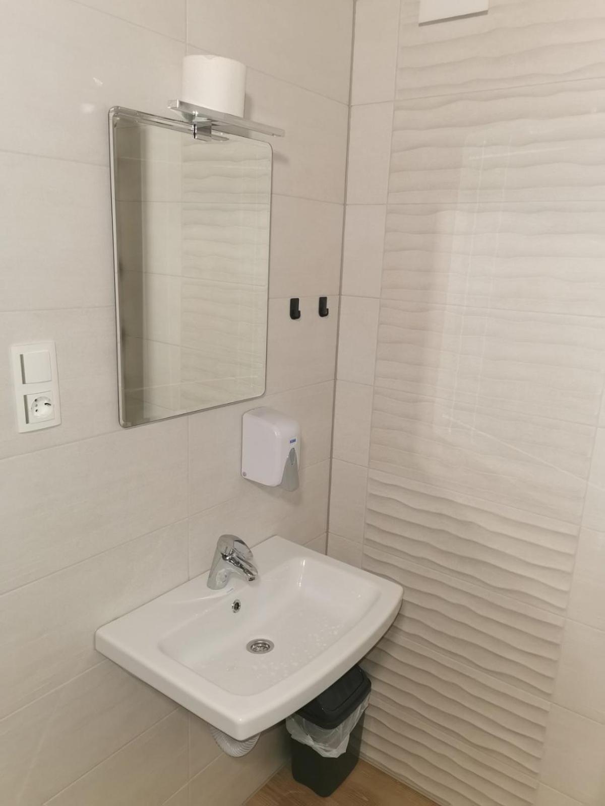 Double Room with Private Bathroom - Photo 4
