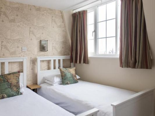 Twin Room with Shower - Photo 8
