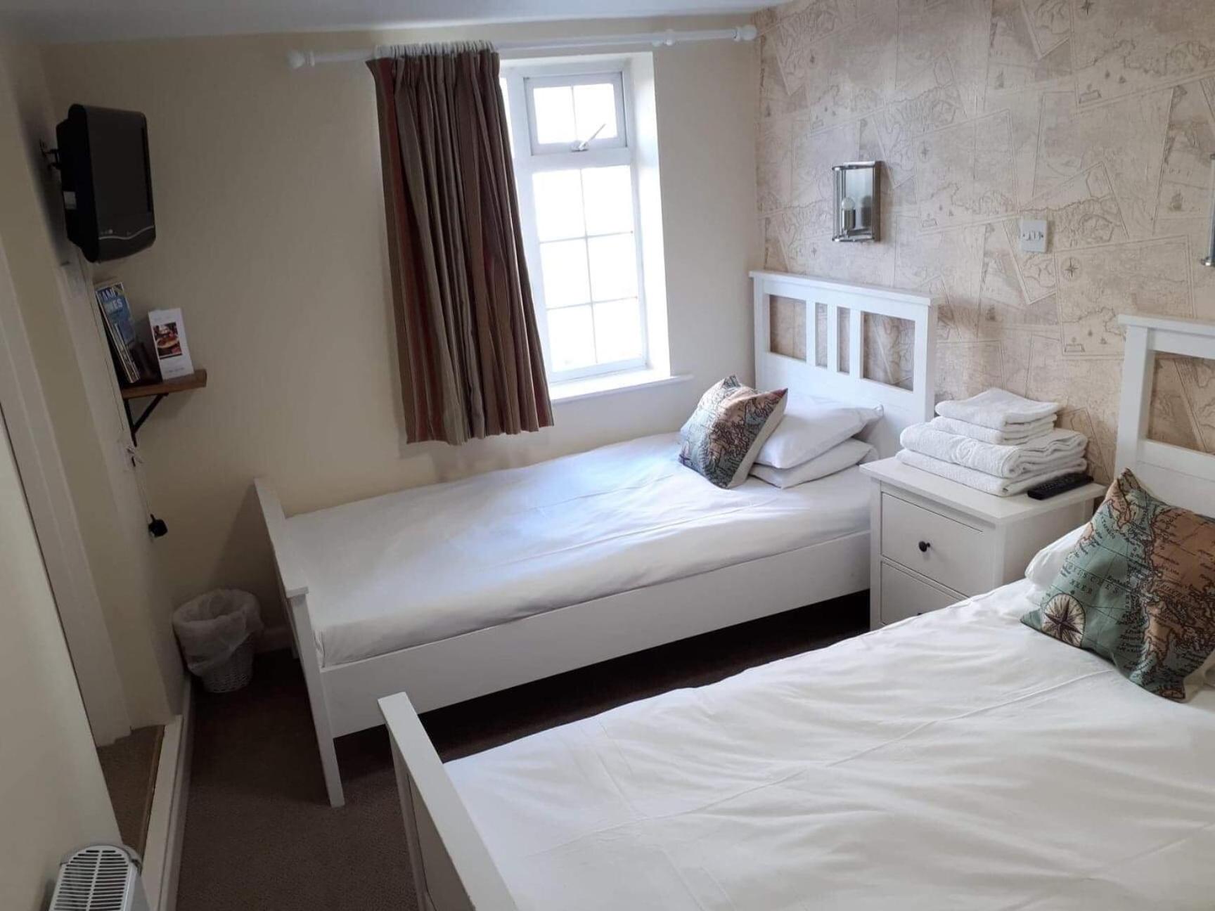 Twin Room with Shower - Photo 4