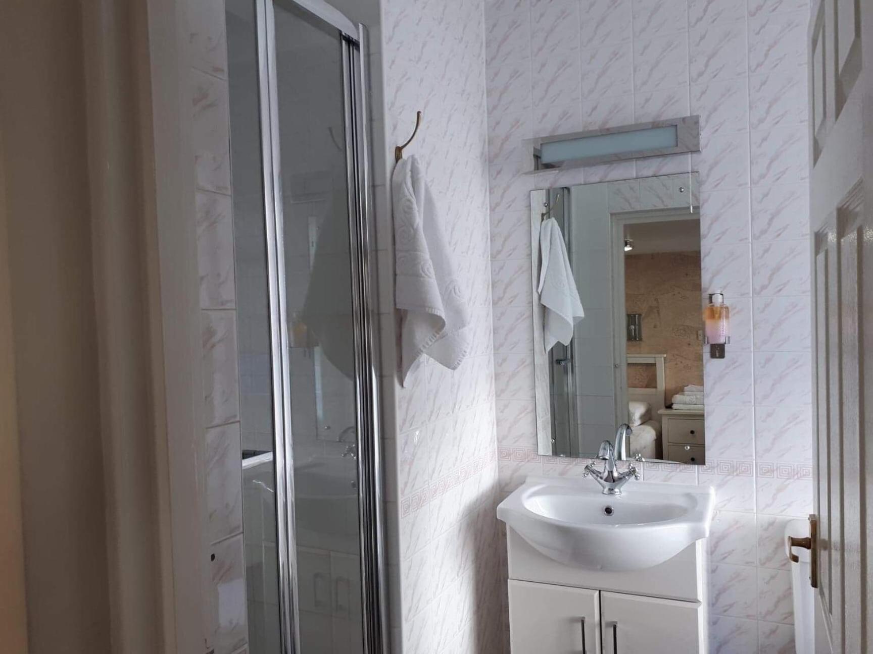 Twin Room with Shower - Photo 5