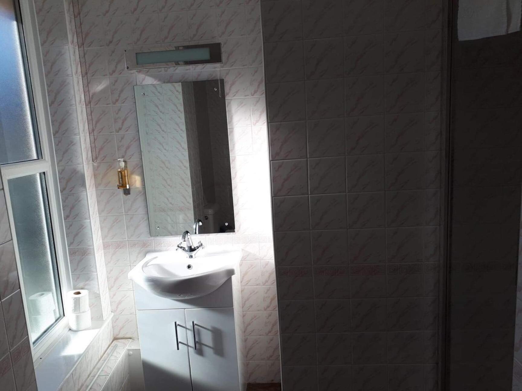 Twin Room with Shower - Photo 3