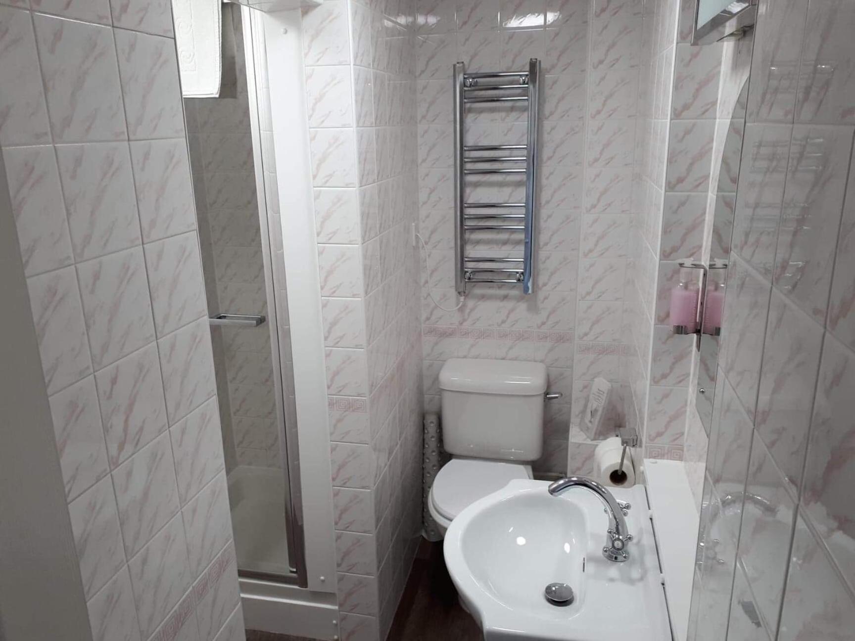 Twin Room with Shower - Photo 2