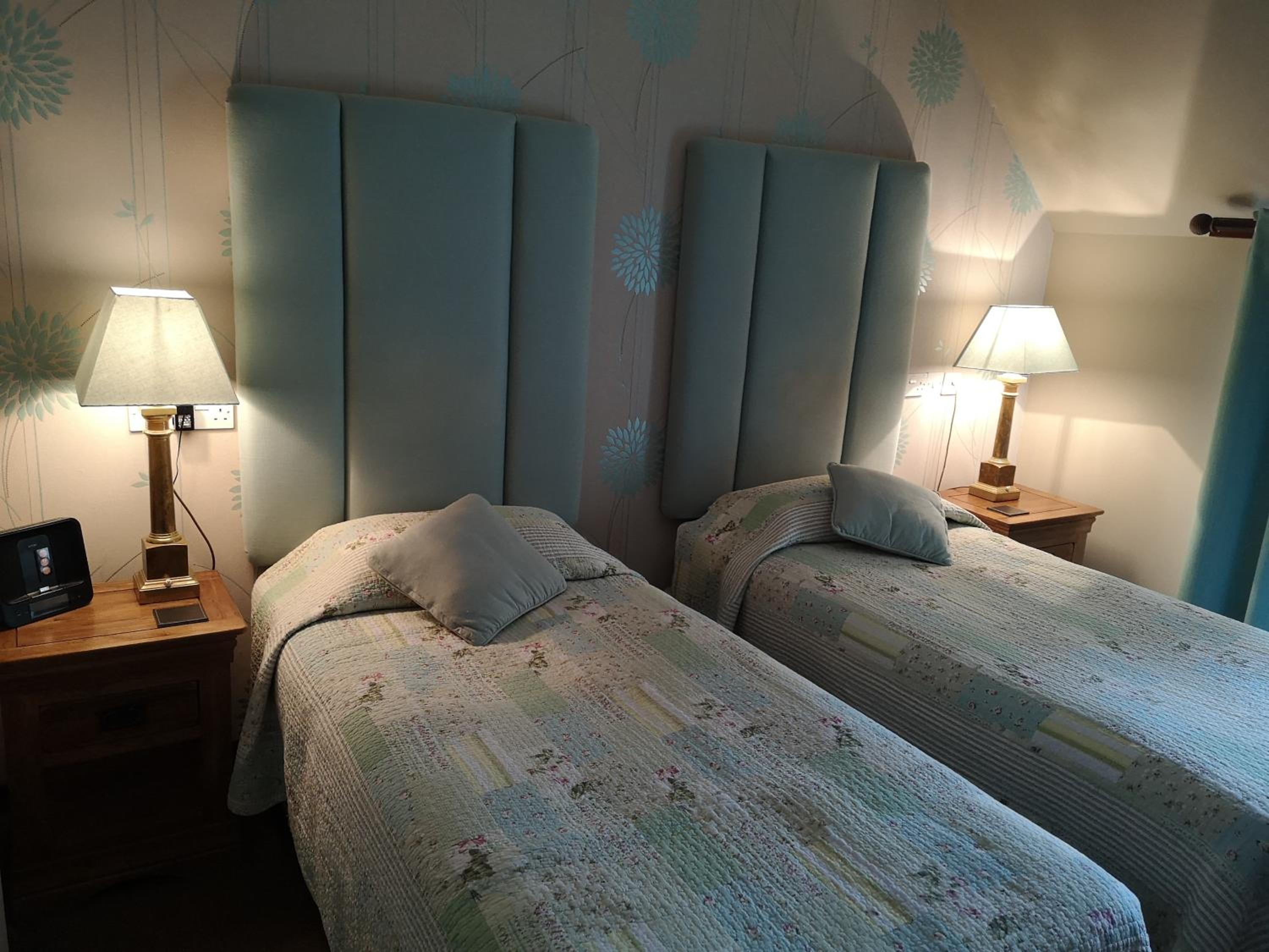 Standard Twin Room - Photo 2