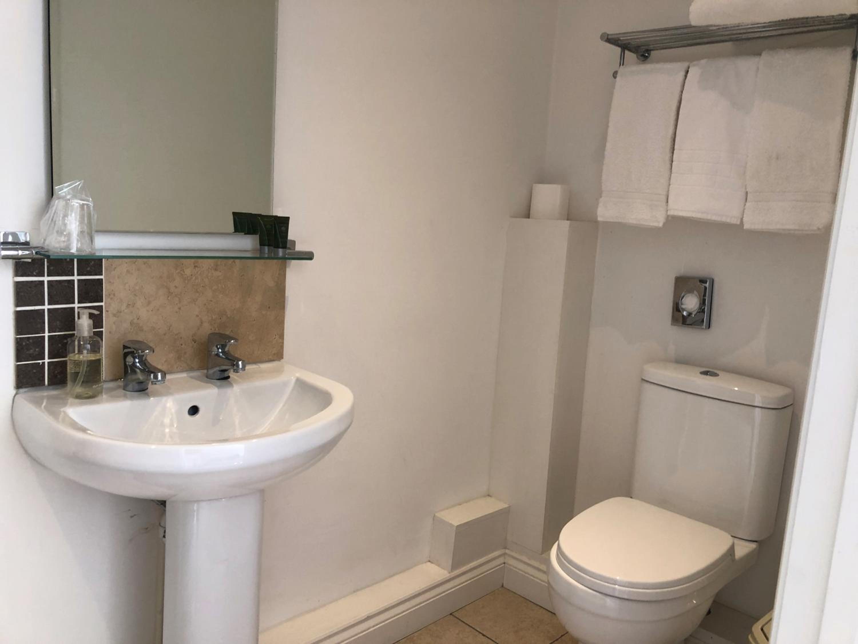 Quadruple Room with Shower - Photo 2