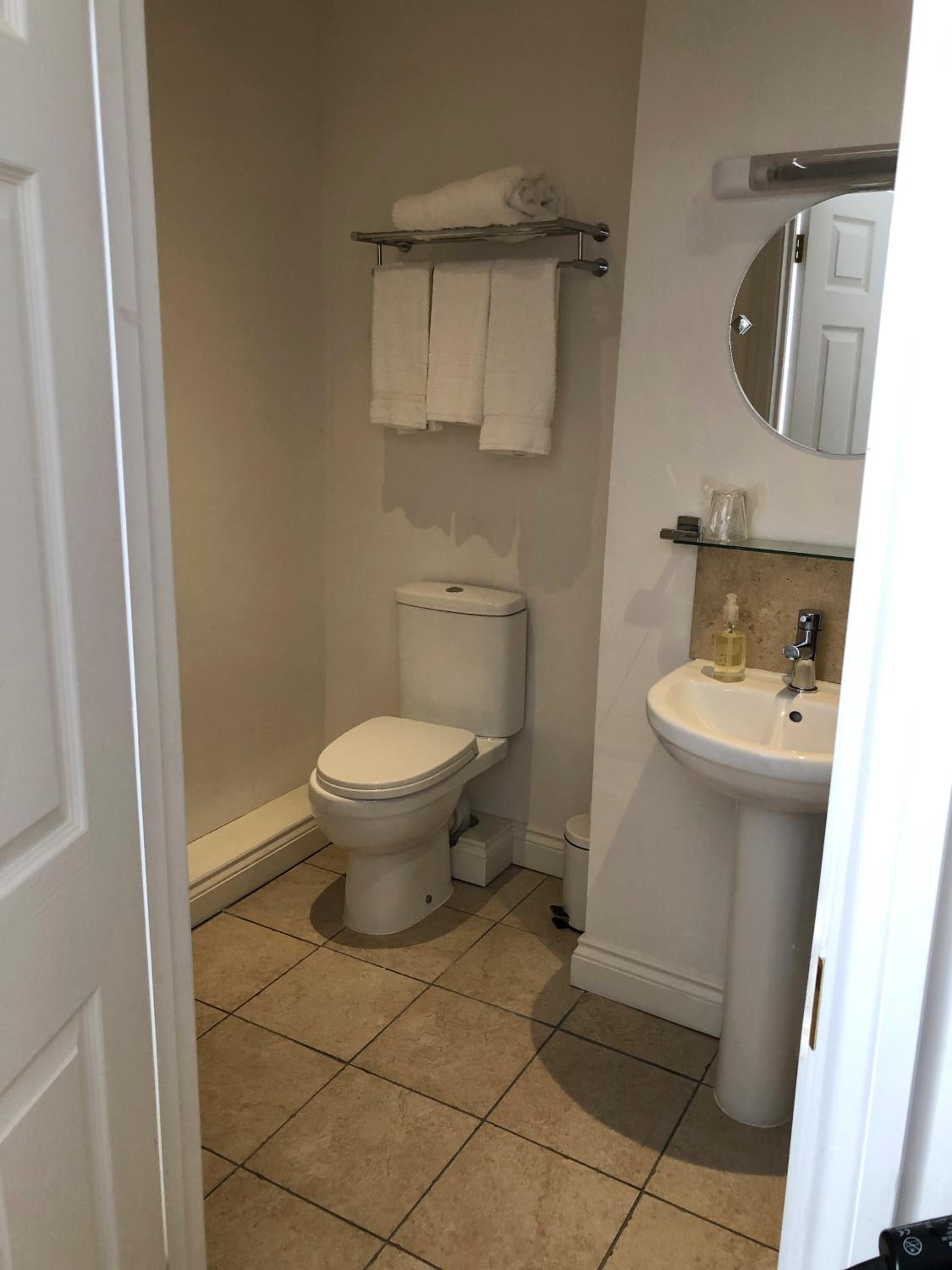 Twin Room with Shower - Photo 2