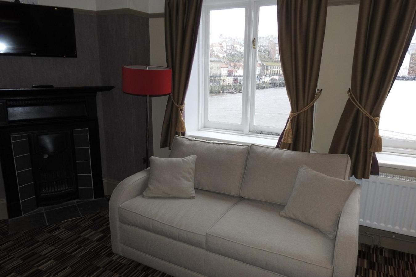 Superior Family Room - Photo 9
