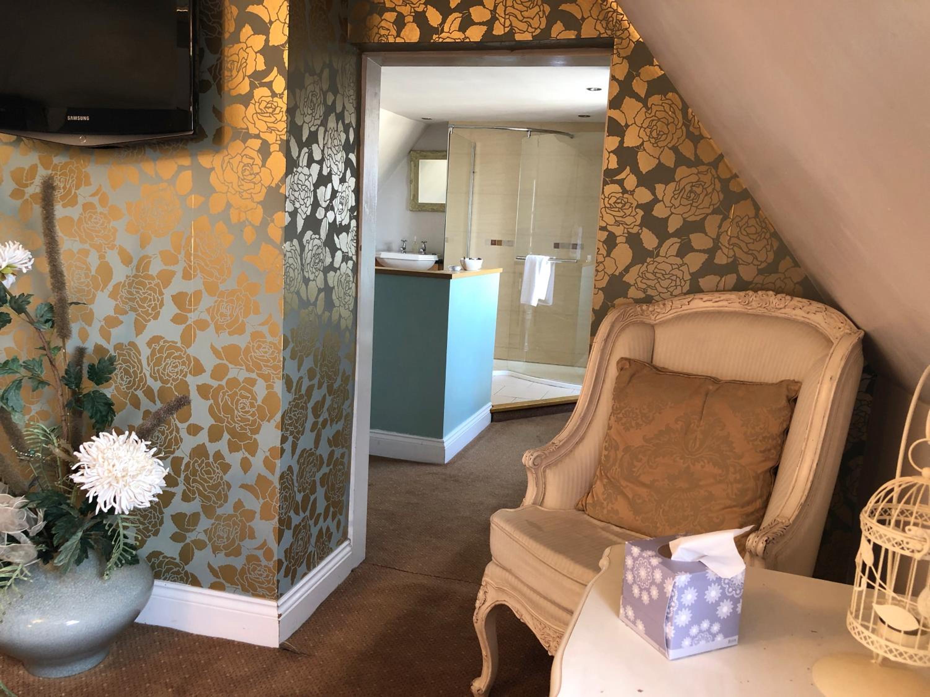 Superior Suite - Photo 5