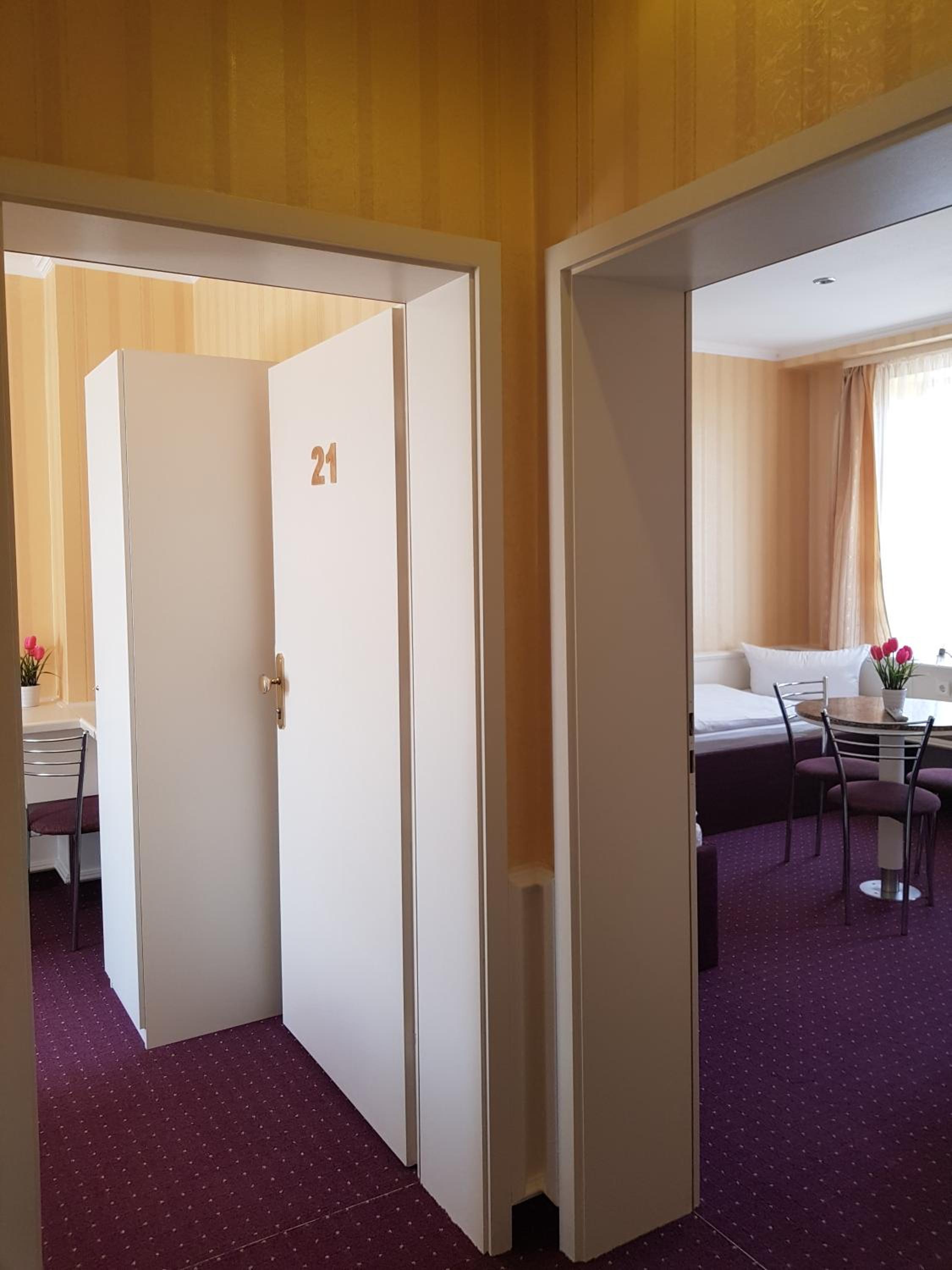 Family Room with Private Bathroom - Photo 4