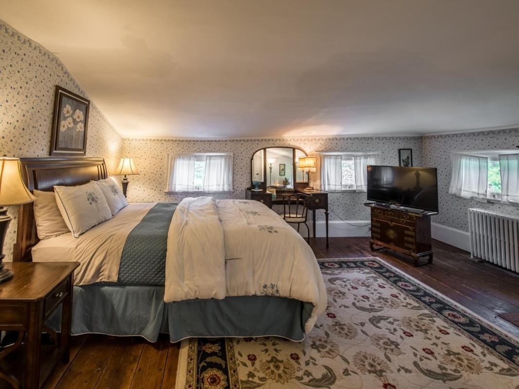 Queen Room with Shared Bathroom photo 1