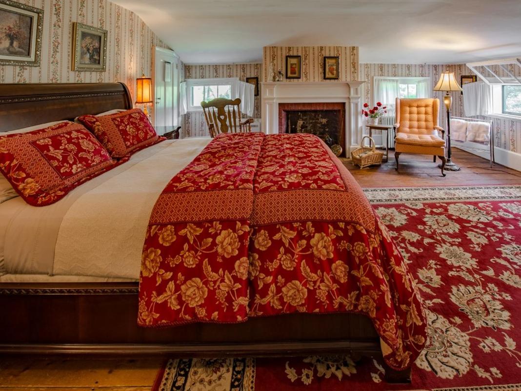 Queen Room with Shared Bathroom photo 1