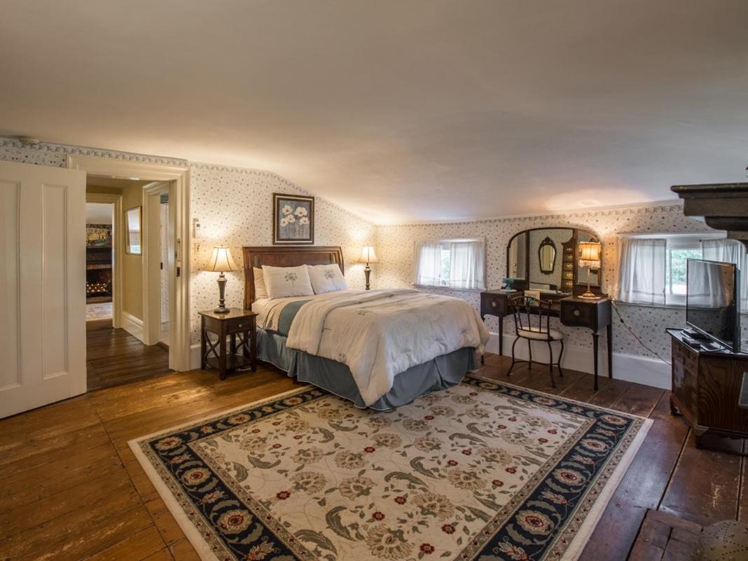 Queen Room with Shared Bathroom photo 2