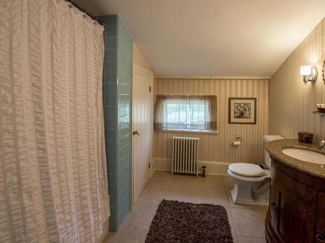Queen Room with Shared Bathroom photo 2