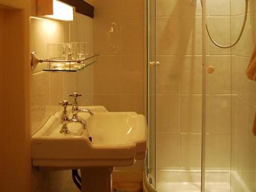 Twin Room With Private Bathroom photo 2