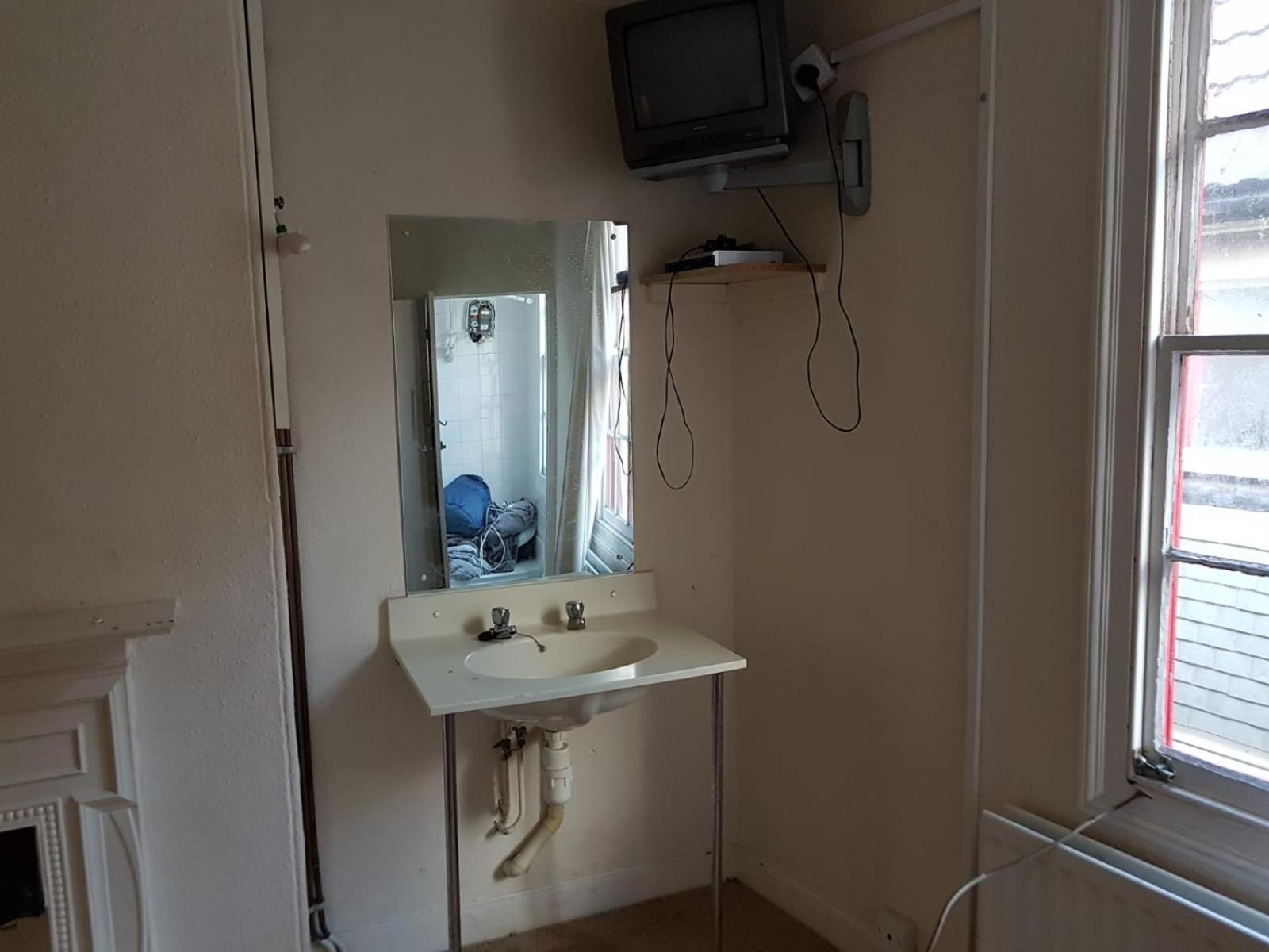 Single Room with Shared Bathroom photo 2