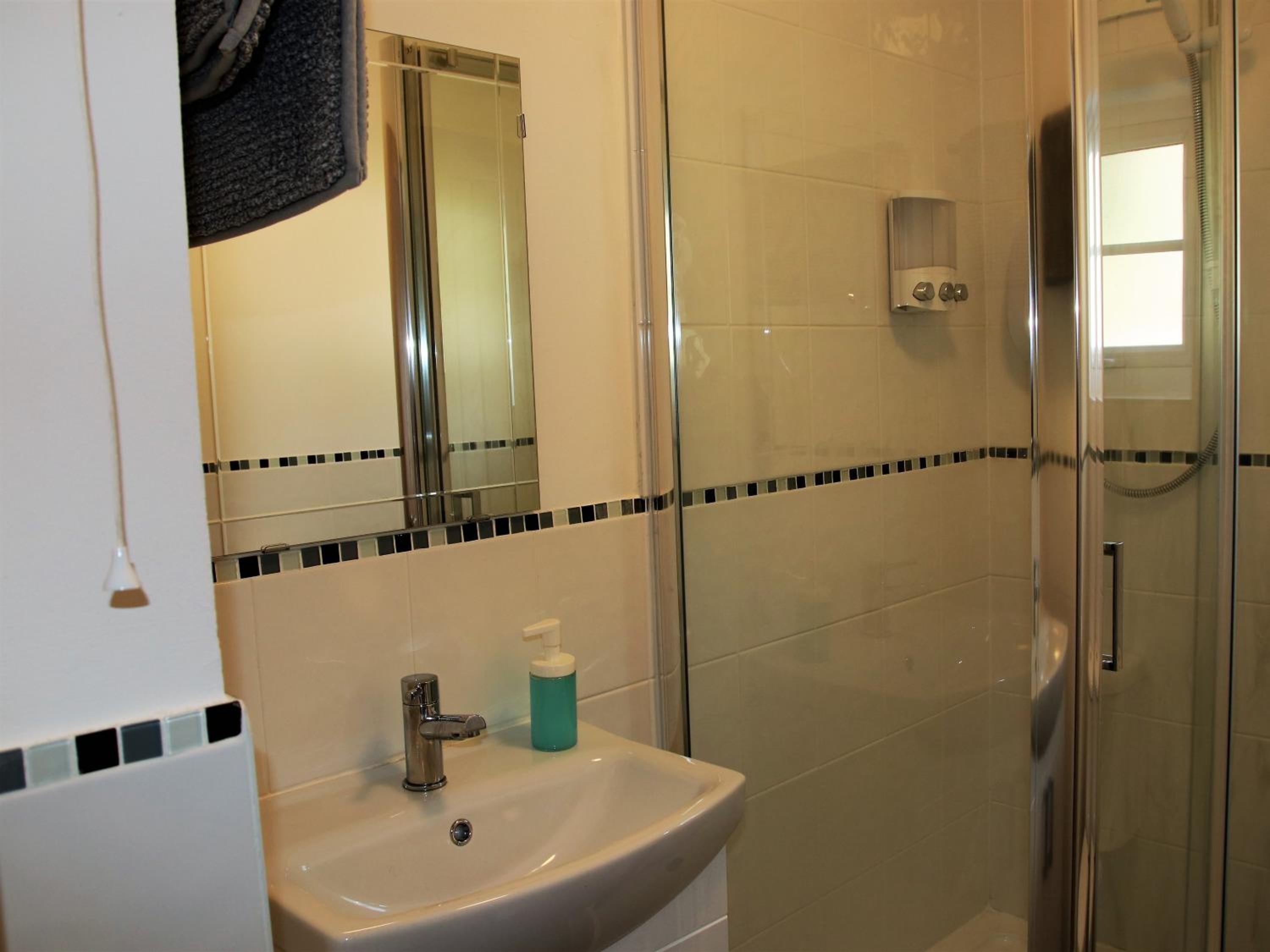 Deluxe Double Room with Shower - Photo 9