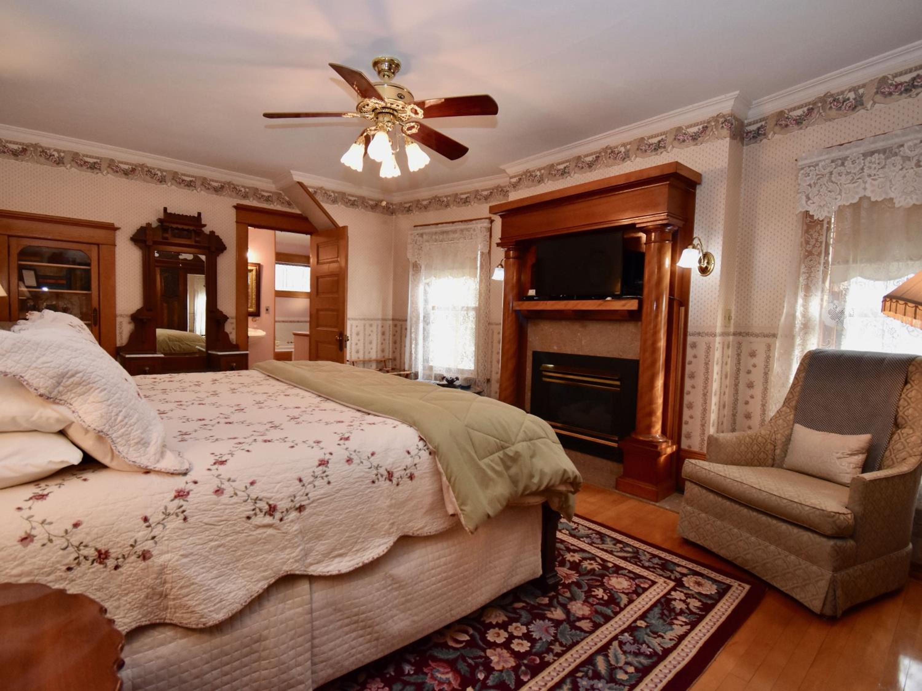 Deluxe King Room photo 1