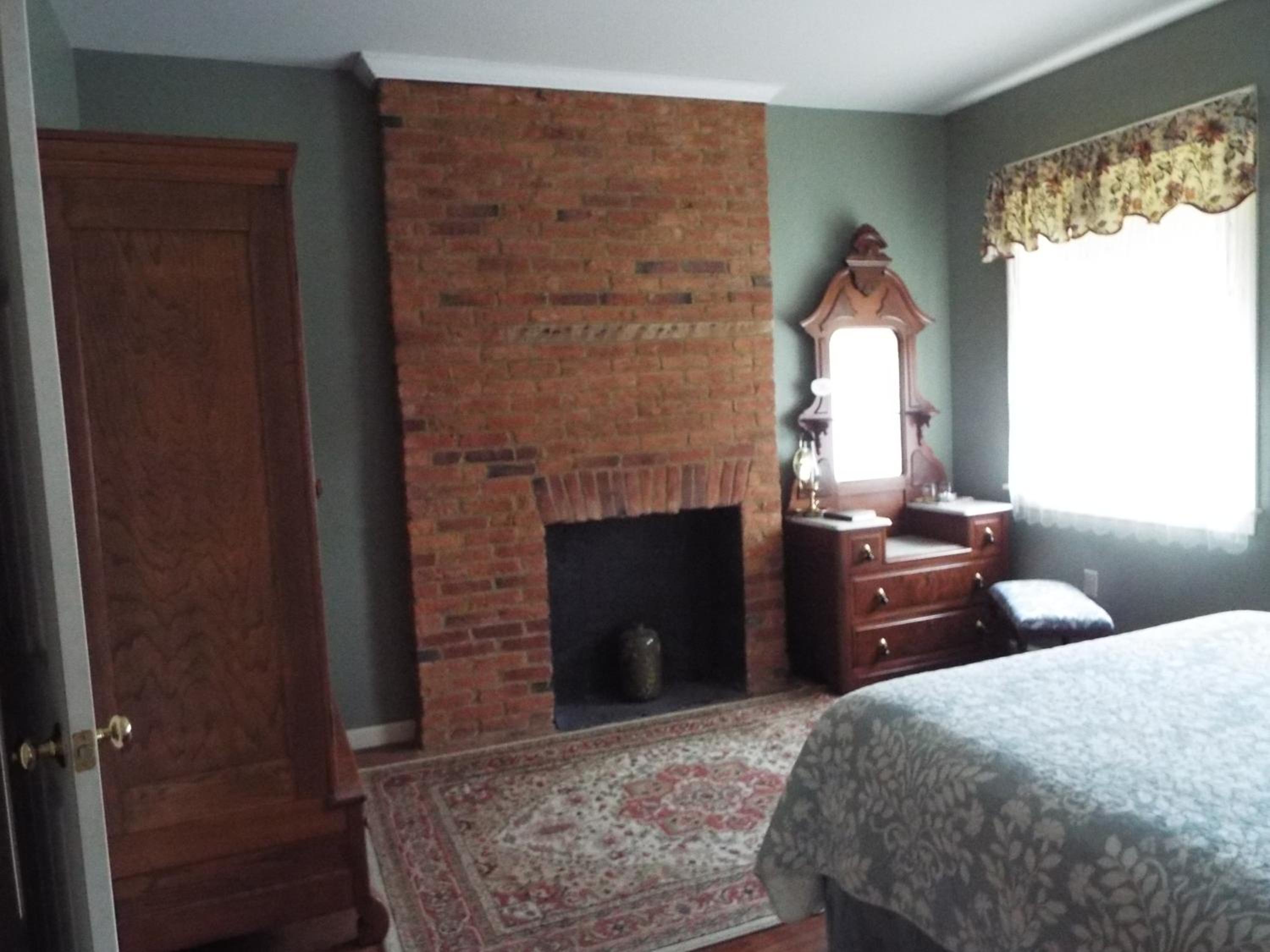 Queen Room photo 2