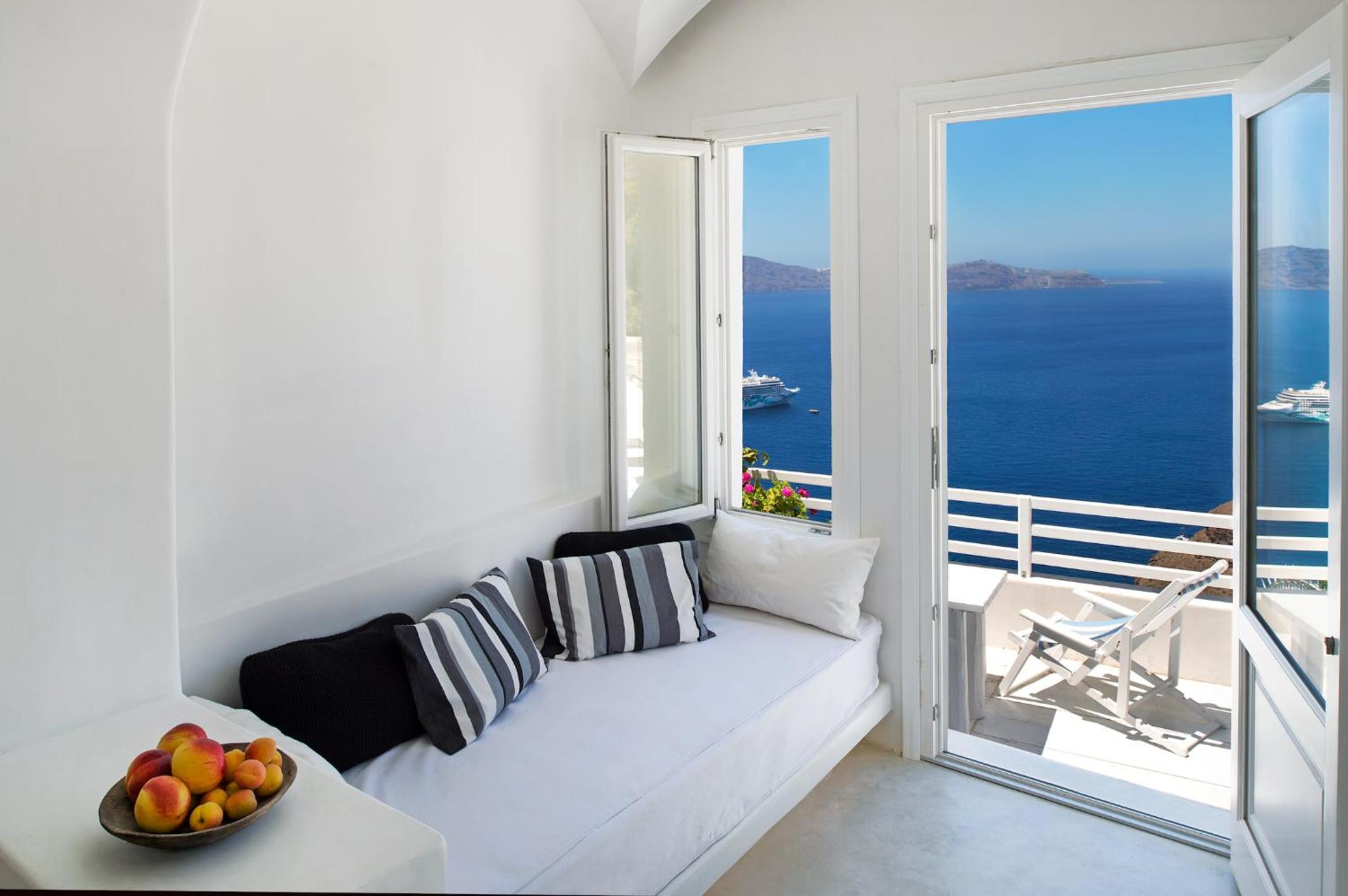 Honeymoon Suite With Caldera View photo 2