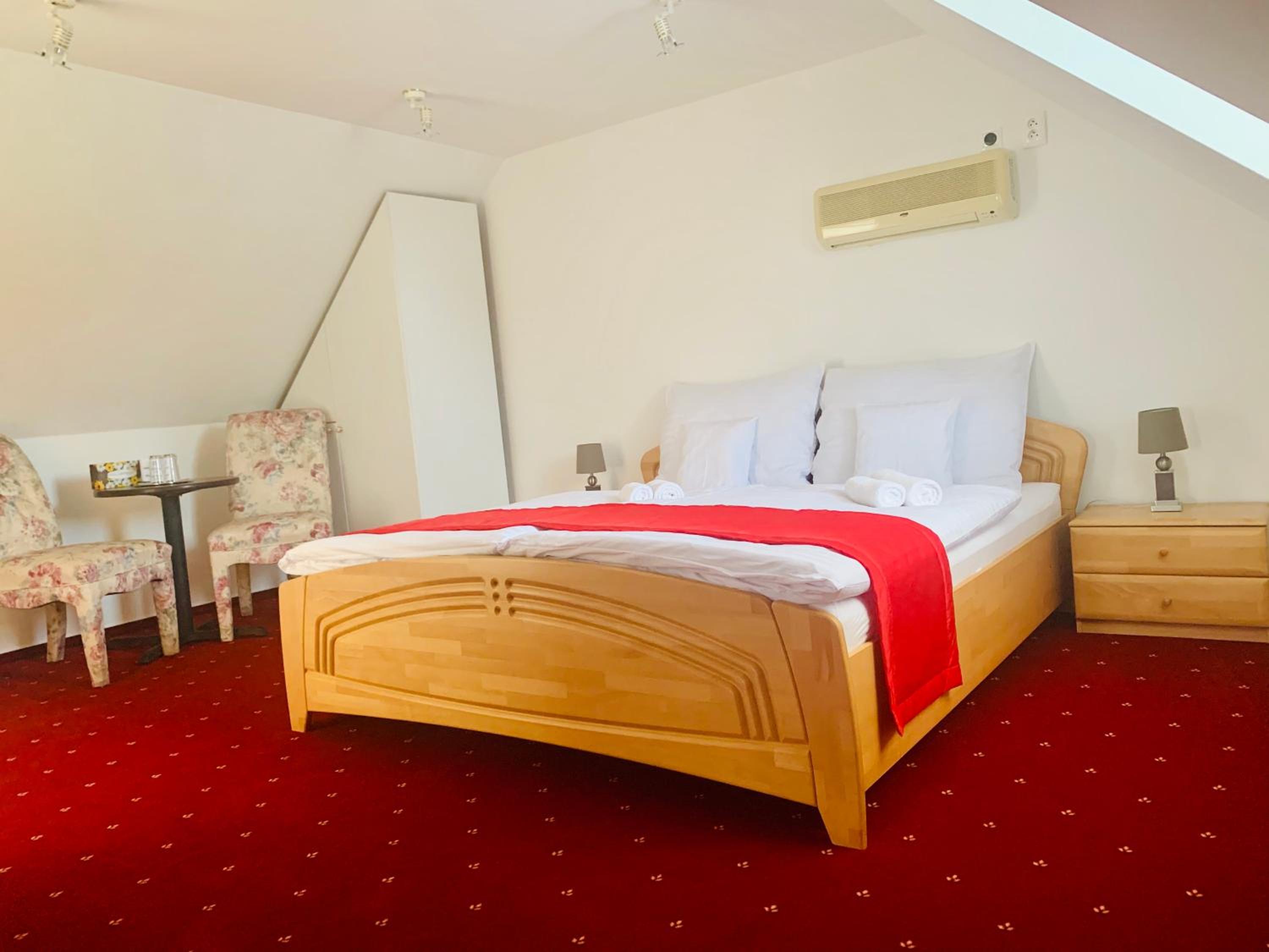 Standard Double Room - Photo 11