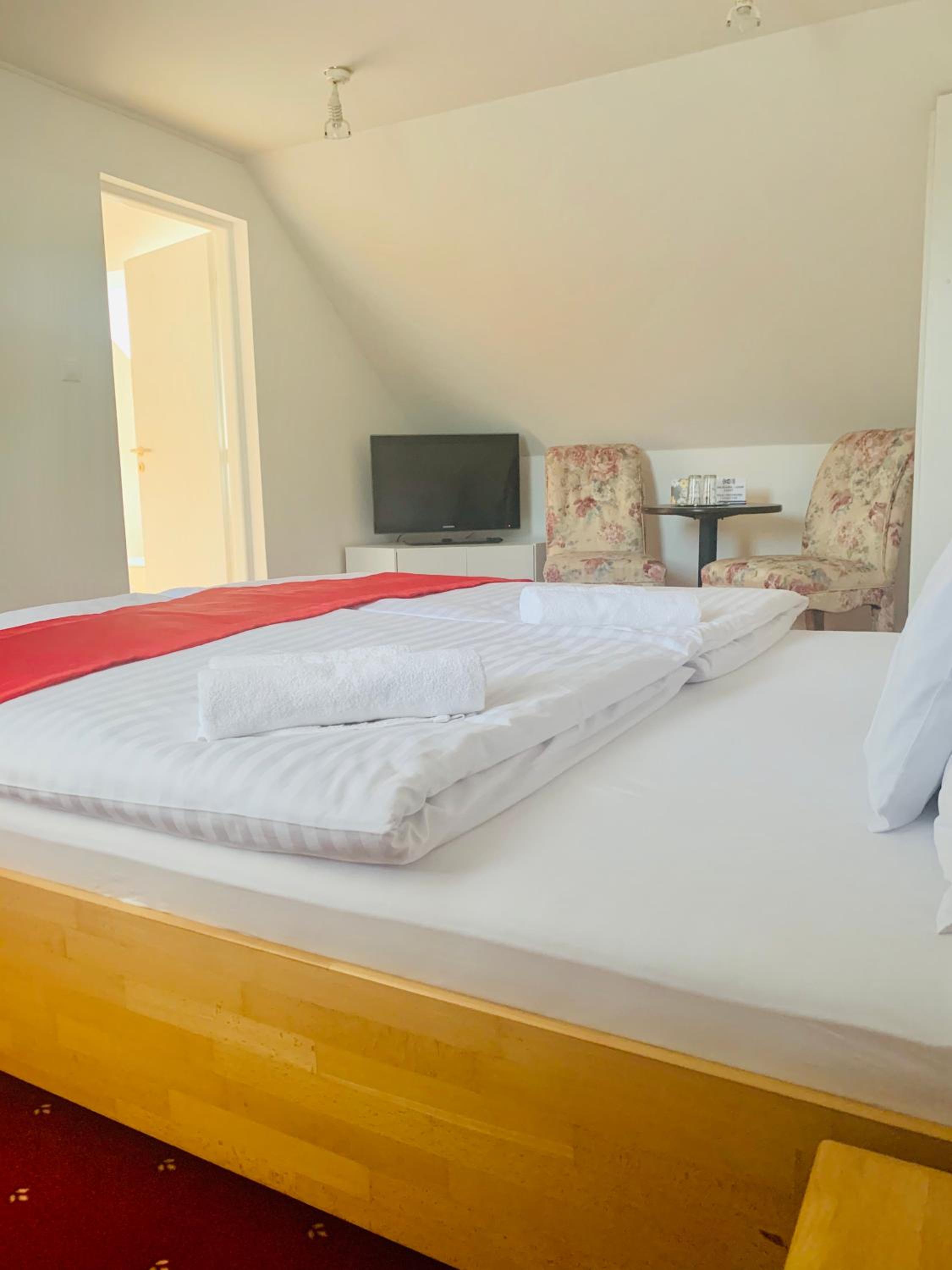Standard Double Room - Photo 10