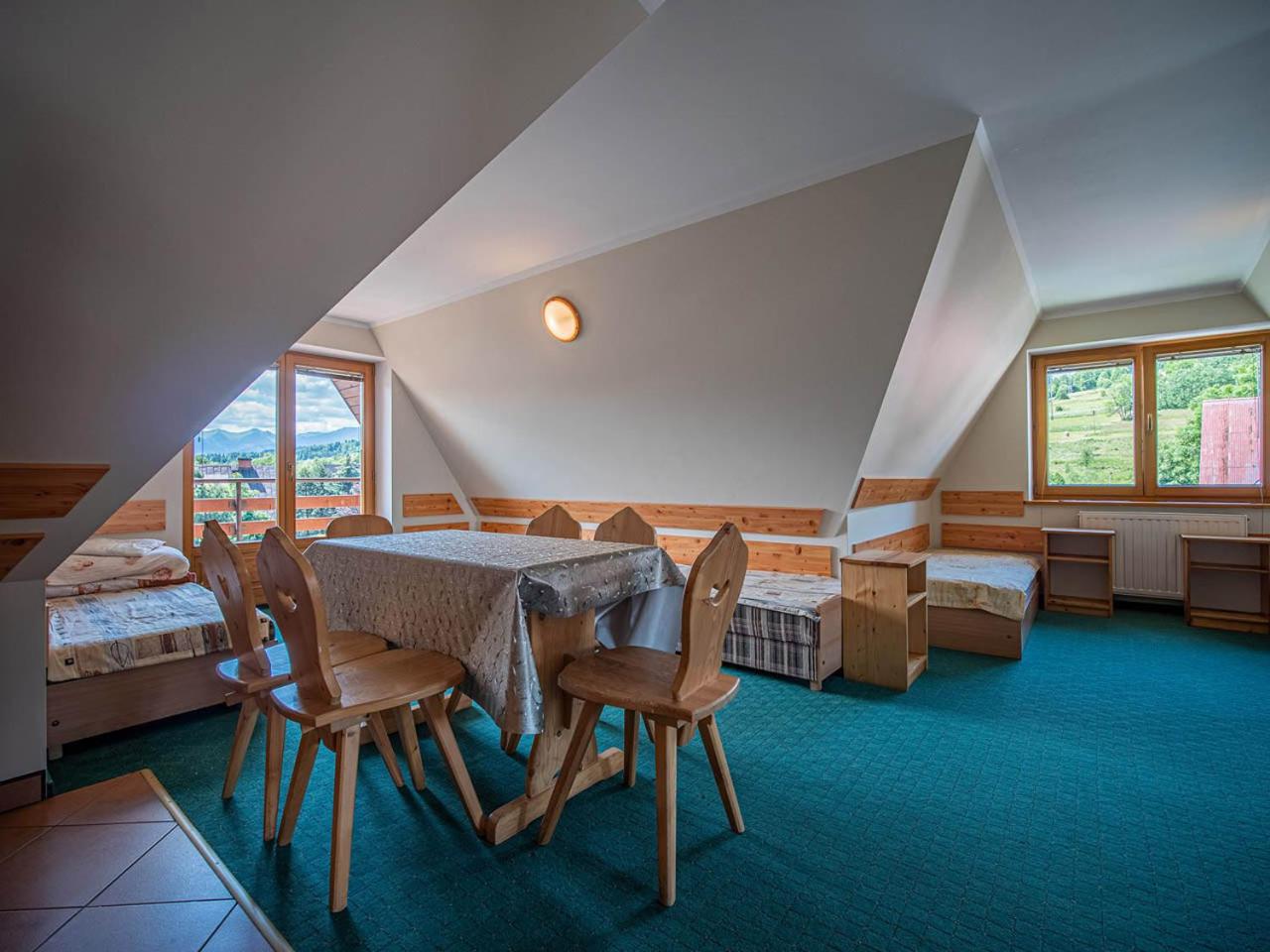 Large Family Room - Photo 2