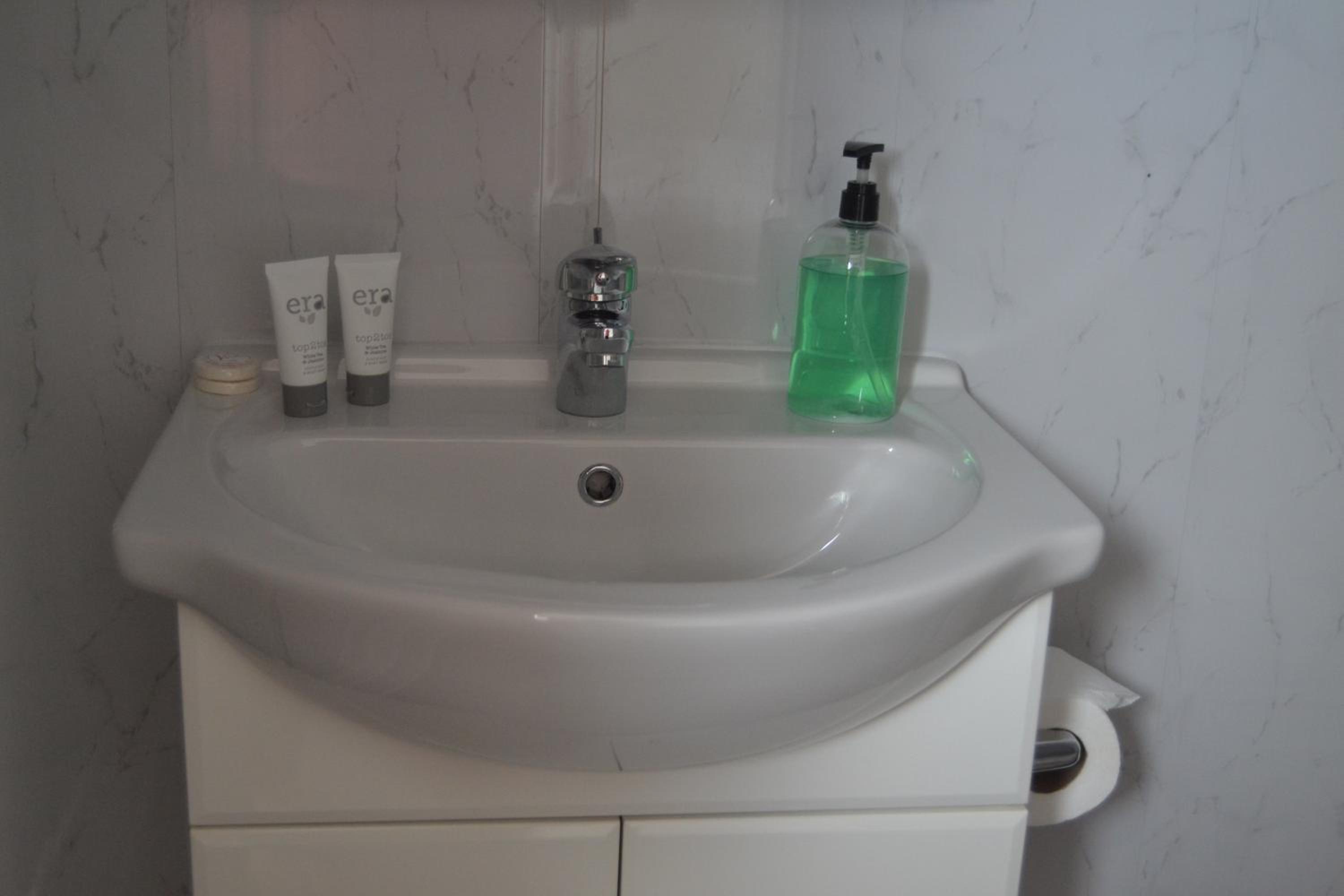 Twin Room with Shower photo 2