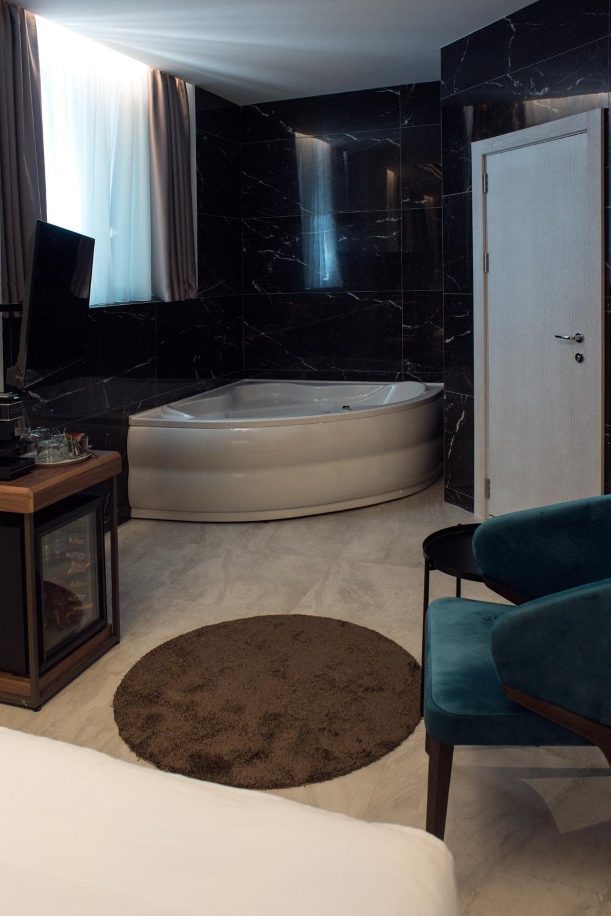 Deluxe Double Room with Jacuzzi  - Photo 5