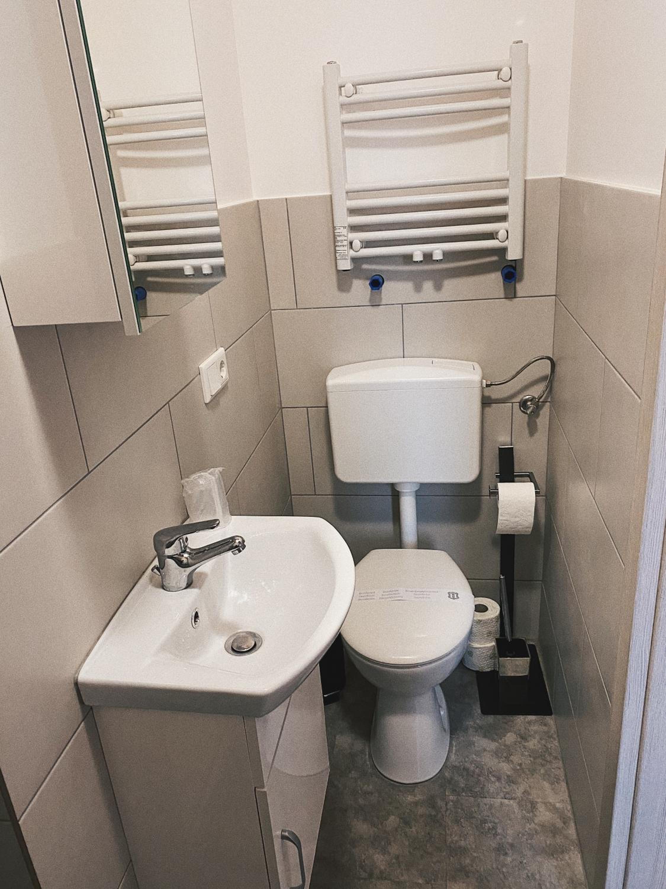 Double Room with Private Bathroom - Photo 6