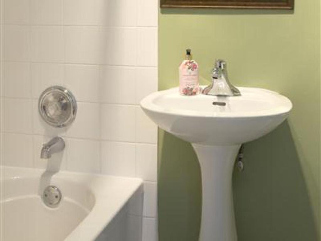 Standard Queen Room - Photo 9