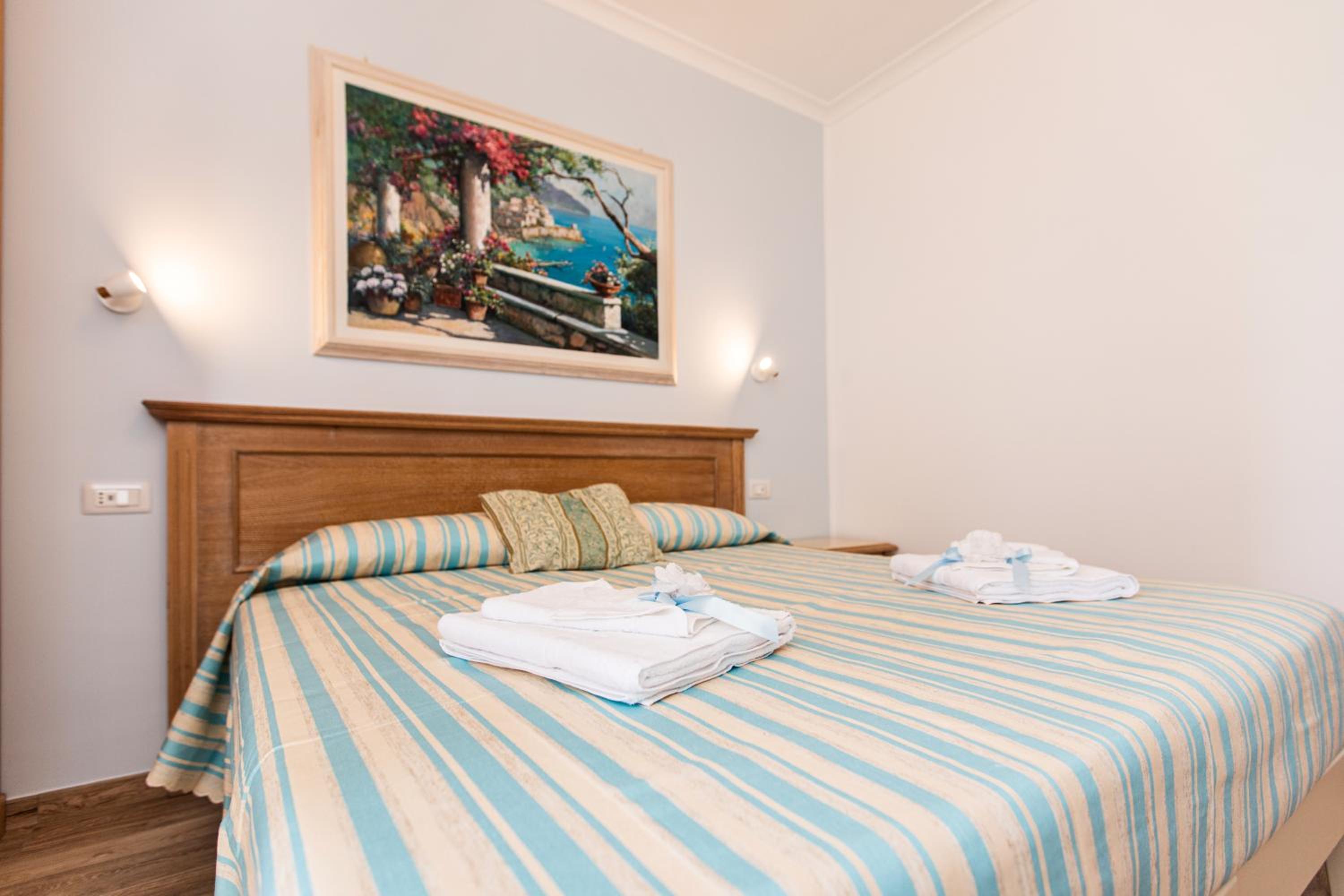 Double or Twin Room with Terrace - Photo 20