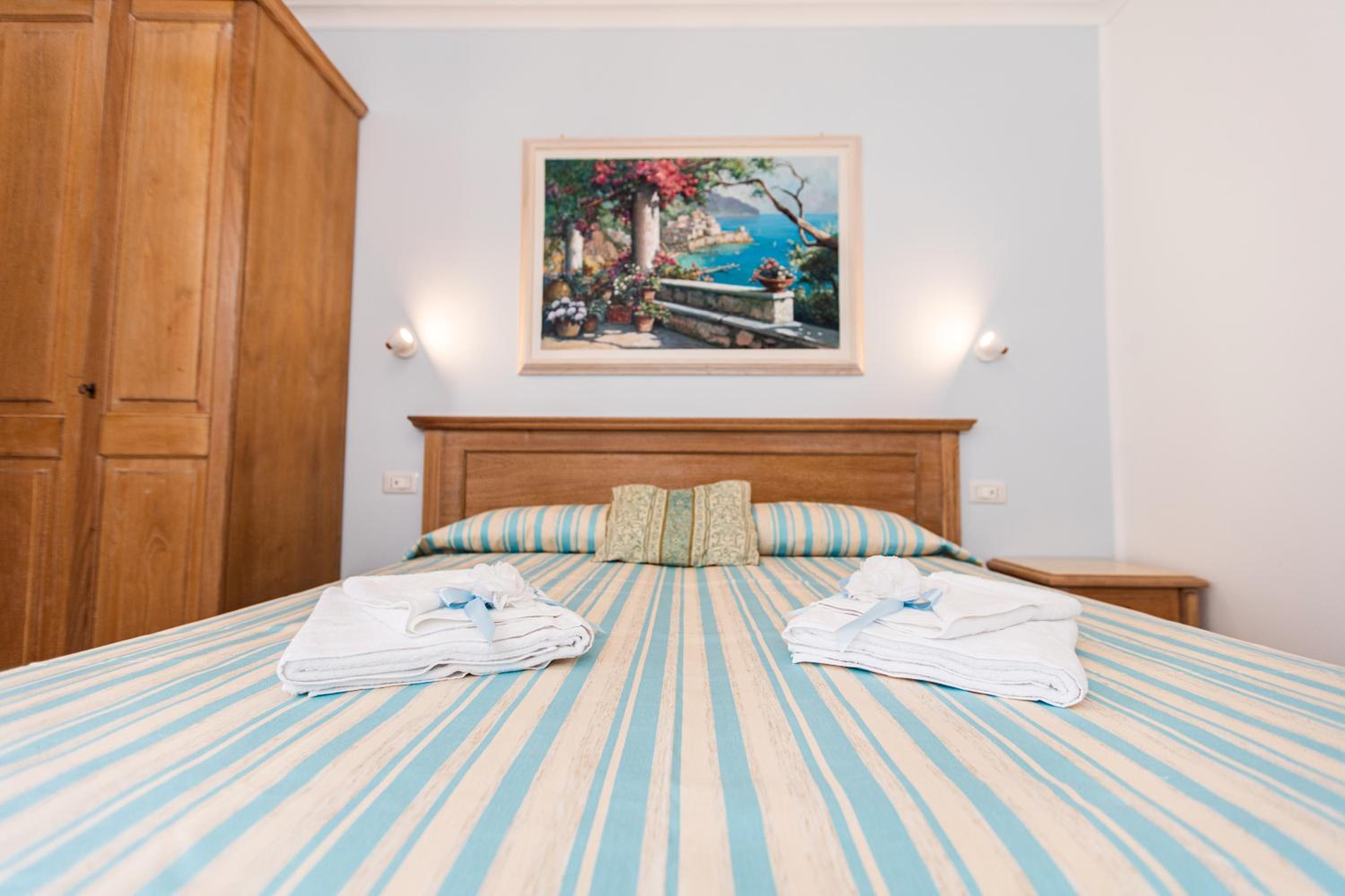 Double or Twin Room with Terrace - Photo 16