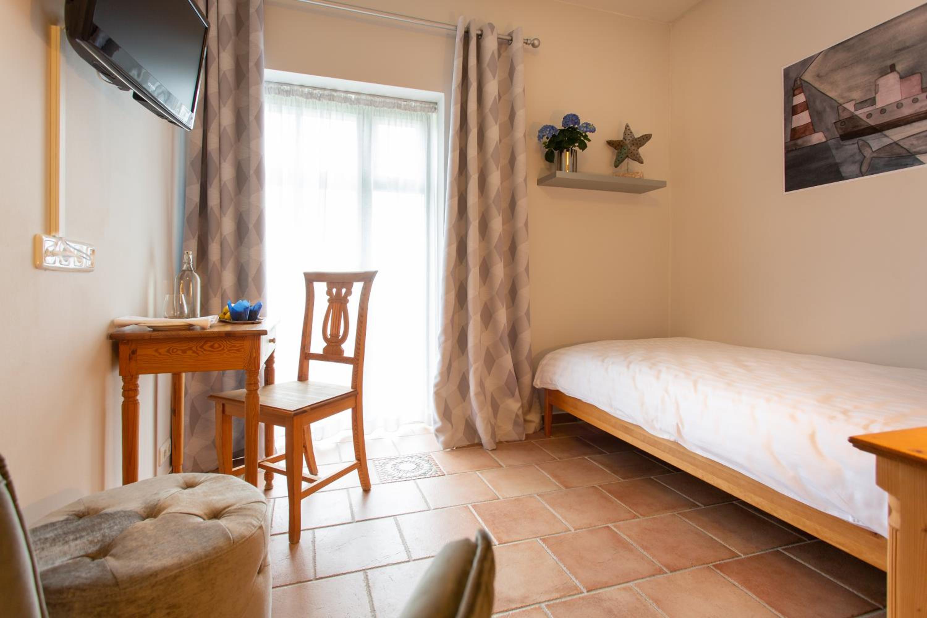 Standard Single Room with Shower photo 3